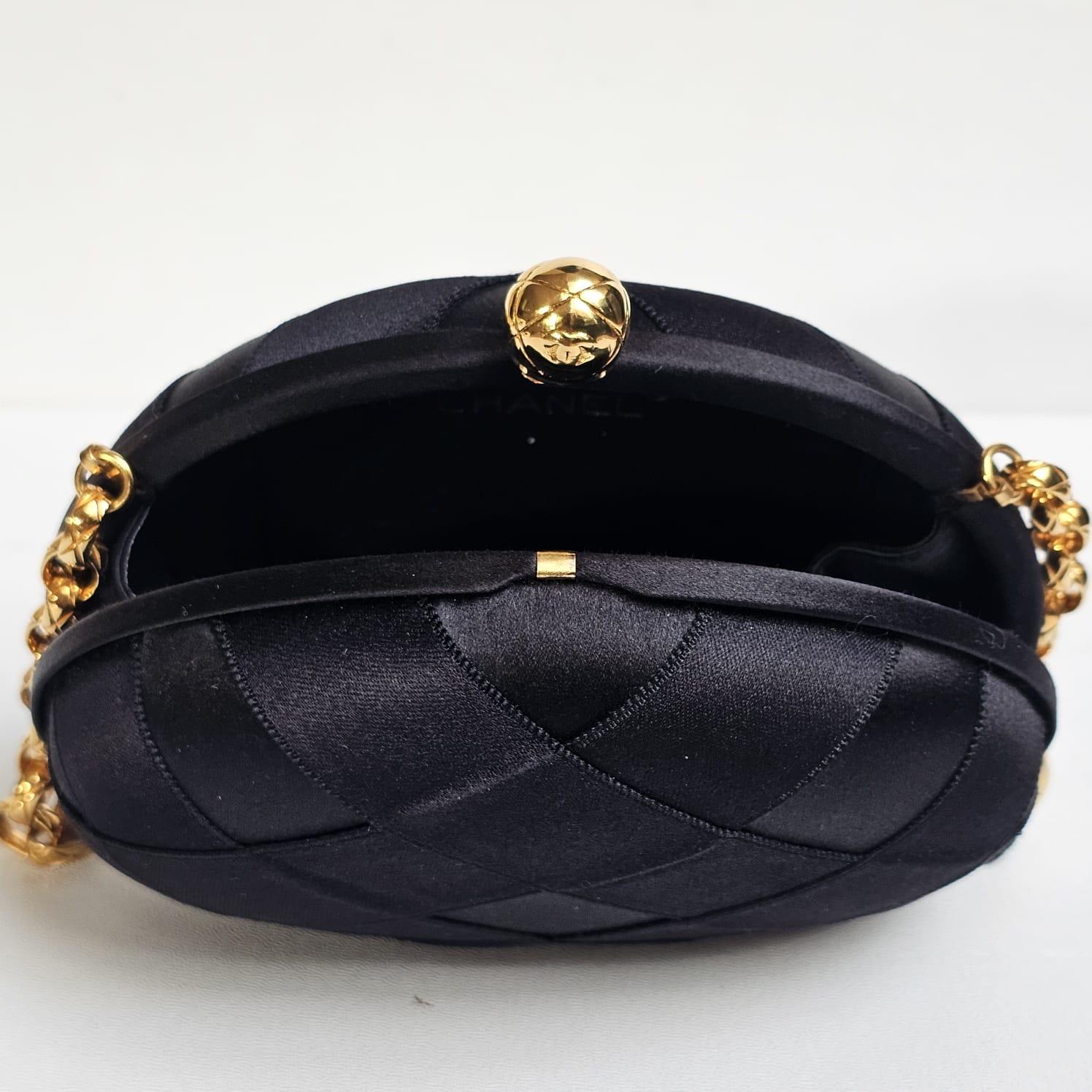 Beautiful vintage Chanel satin clutch with chain. Overall in very good vintage condition. Very faint glue marks on the piping (not visible when worn). Series #2. Comes with its holo sticker and vintage dust bag.