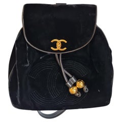 1990er Jahre Vintage Chanel Schwarzer Rucksack aus Samt mit Kordelzug CC