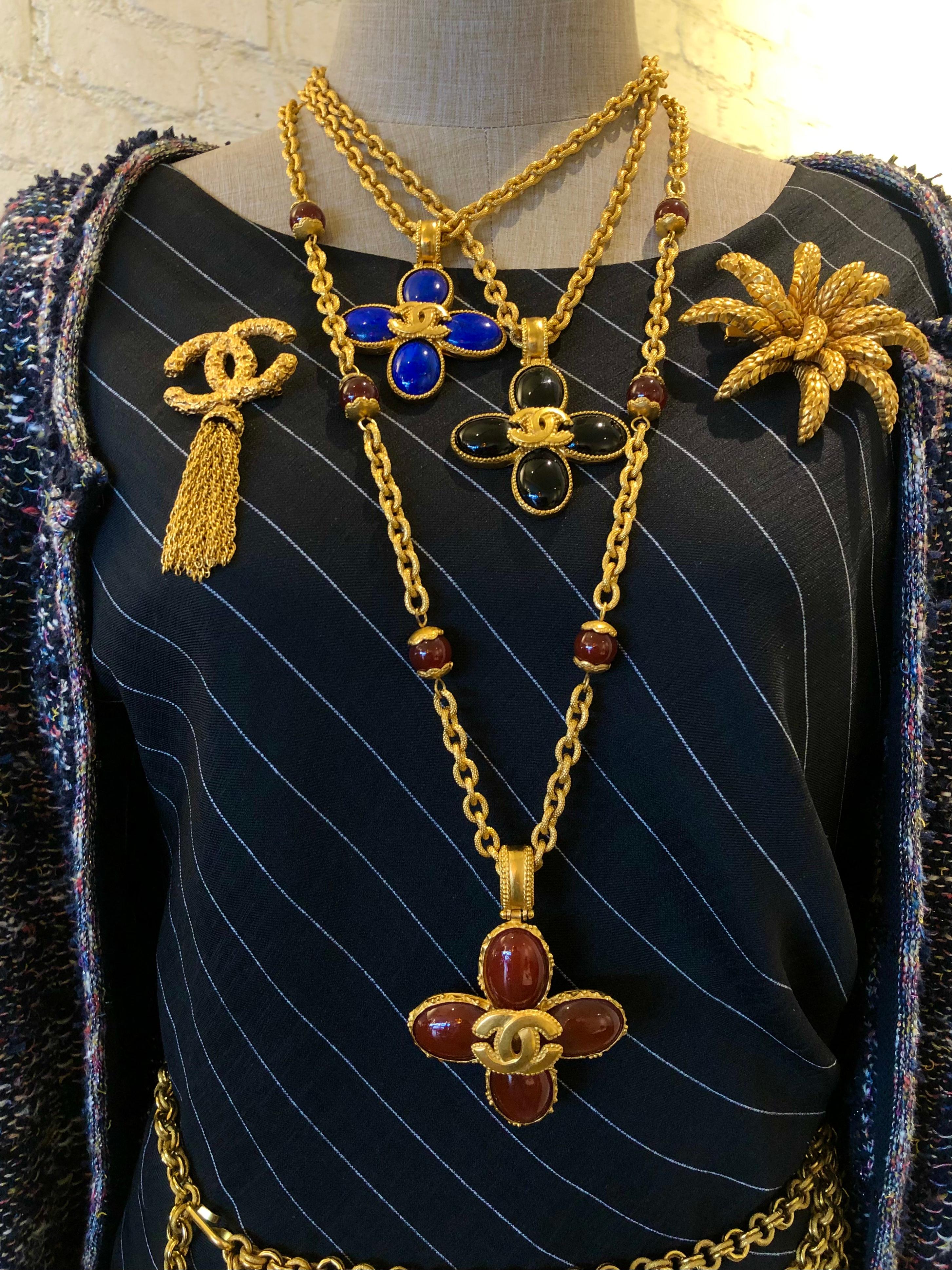 Vintage CHANEL Blue Lapis Lazuli Clover Gold Toned CC Chain Necklace For Sale 4