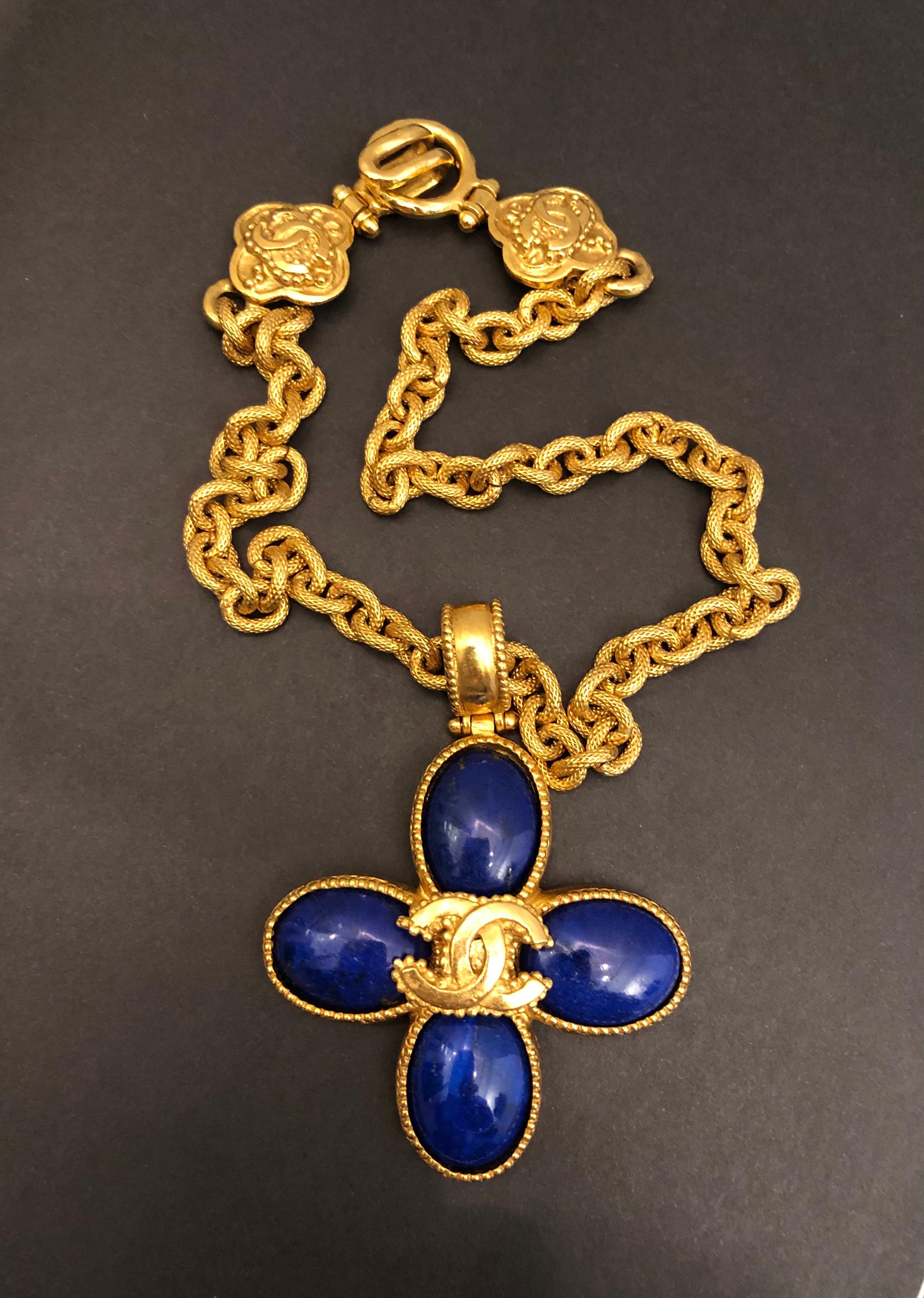 This vintage Chanel chain necklace is crafted of gold toned textured chain featuring a gold toned CC logo resting on an iconic Chanel clover charm in blue lapis lazuli stone. Stamped 96A made in France. Measures 42 cm in length Clover charm 7.1 x