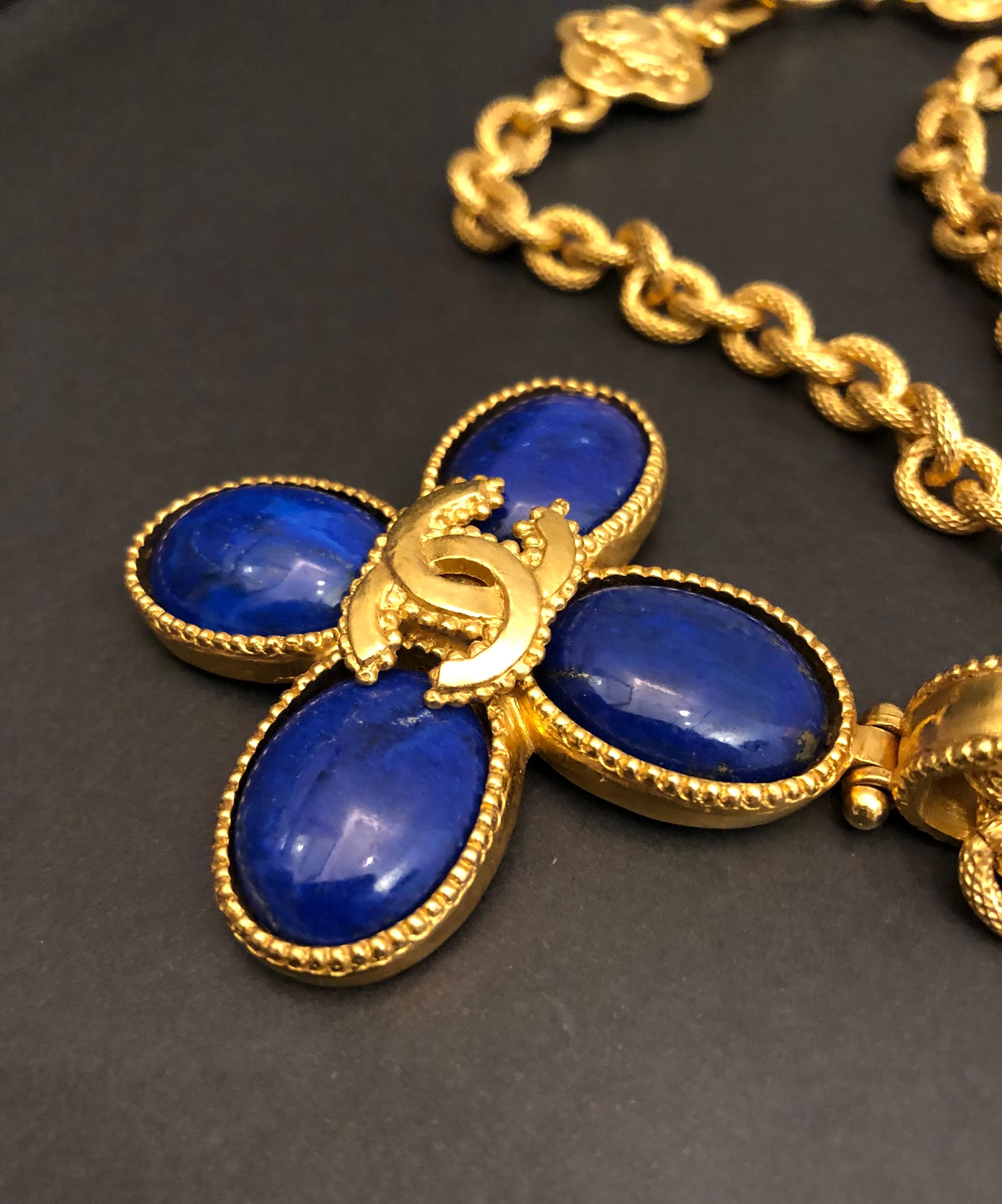 Vintage CHANEL Blue Lapis Lazuli Clover Gold Toned CC Chain Necklace In Excellent Condition For Sale In Bangkok, TH