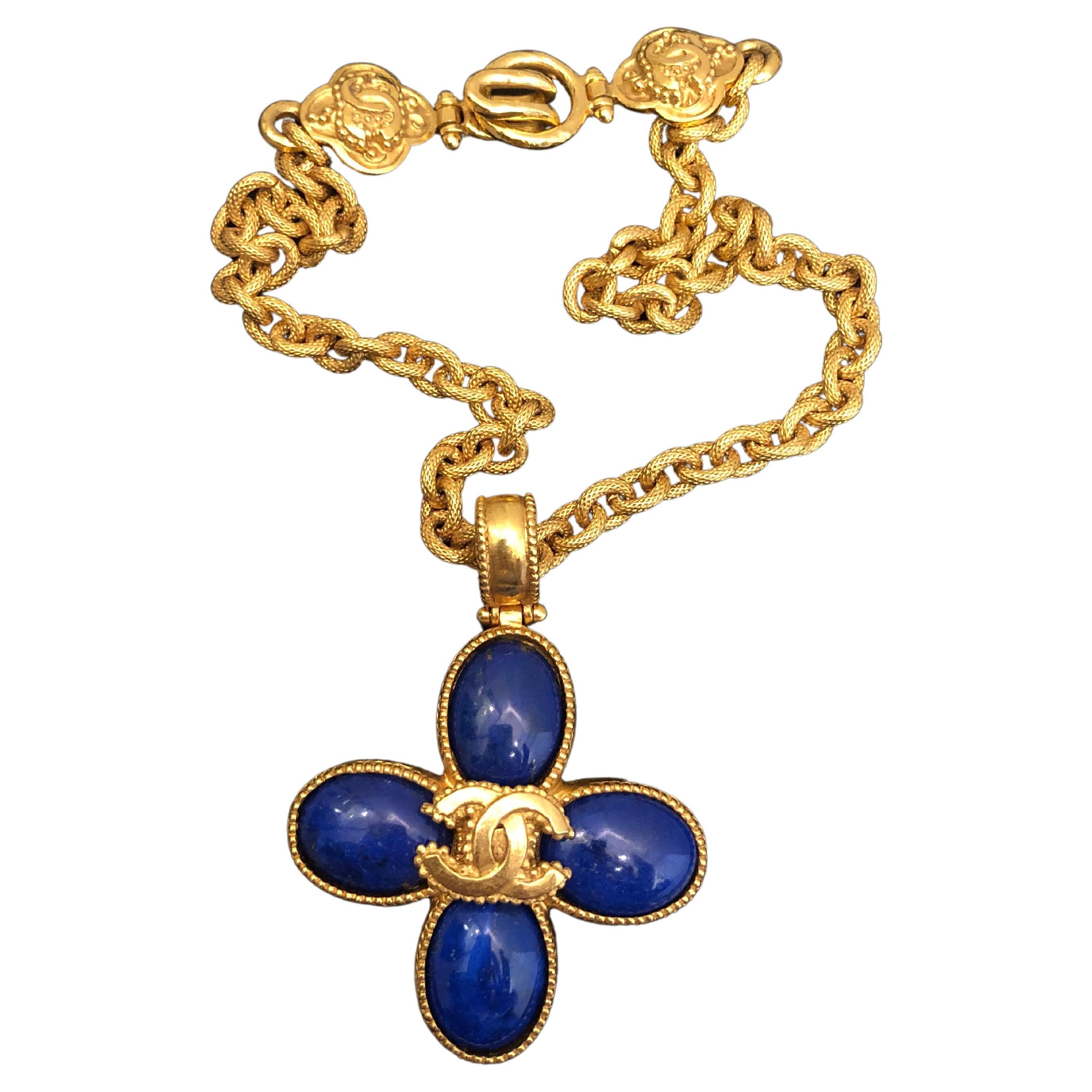 Vintage CHANEL Blue Lapis Lazuli Clover Gold Toned CC Chain Necklace For Sale