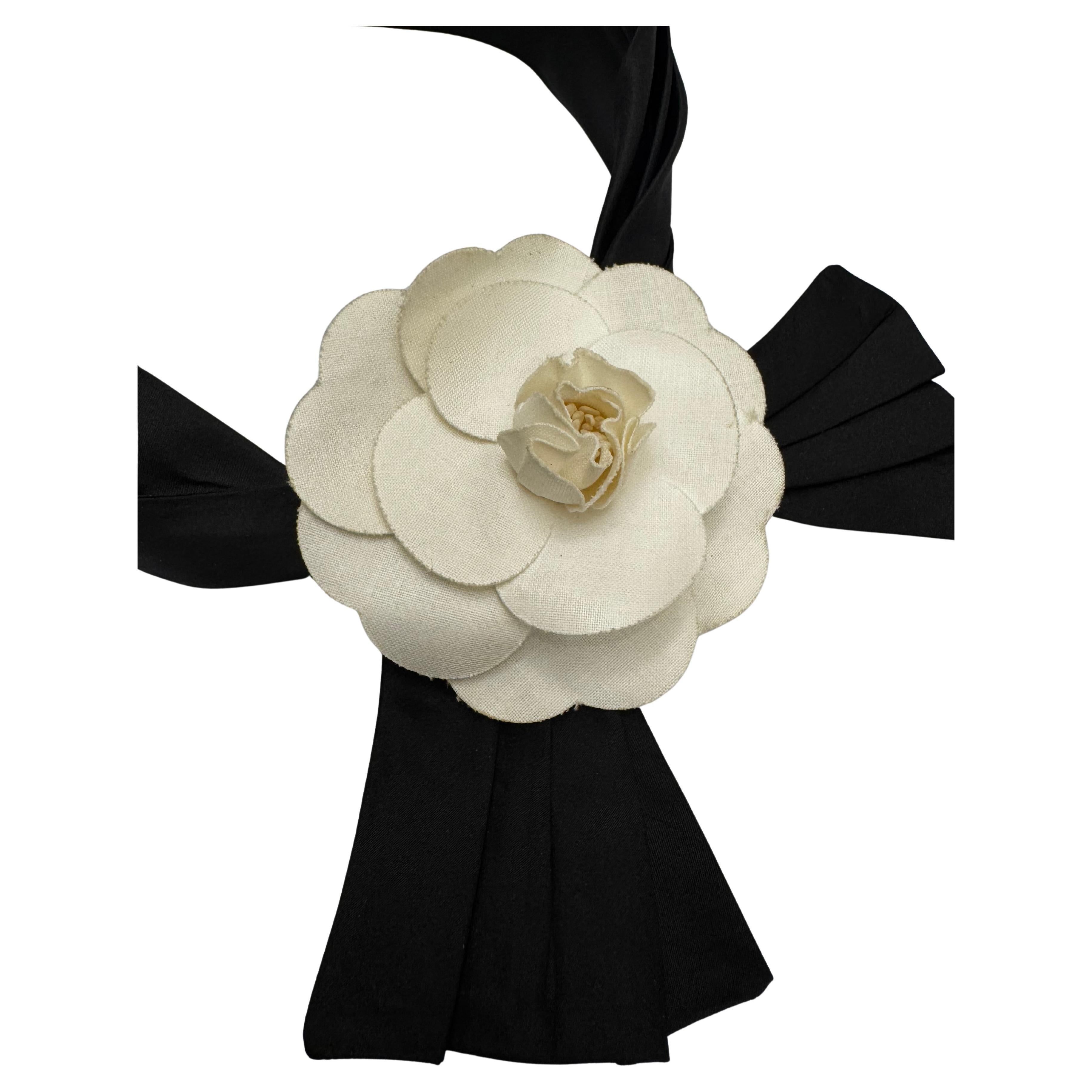 1990s Vintage CHANEL Camellia Headband Off-white Black Negro en venta