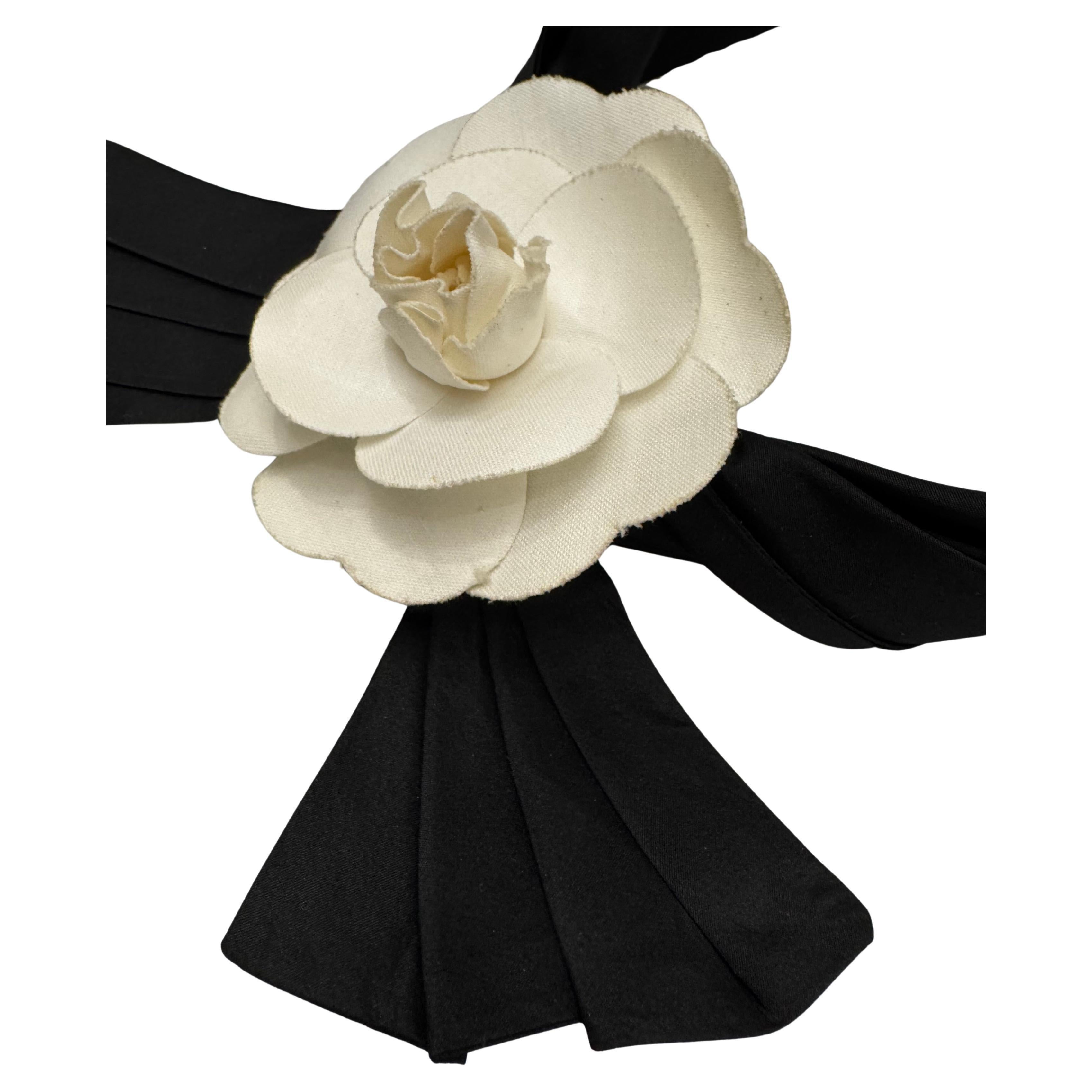 Femenino o masculino 1990s Vintage CHANEL Camellia Headband Off-white Black en venta