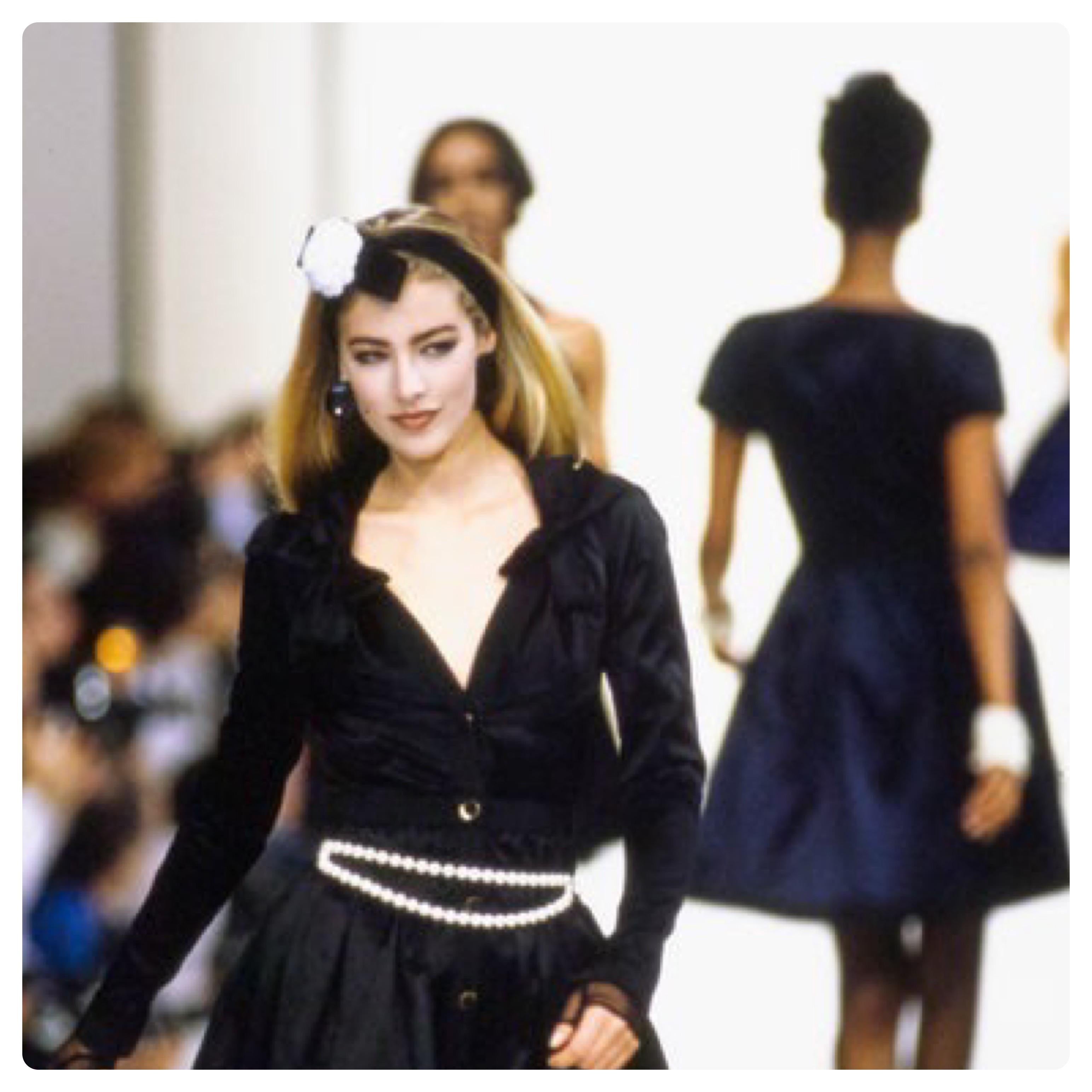 1990s Vintage CHANEL Camellia Headband Off-white Black en venta 1