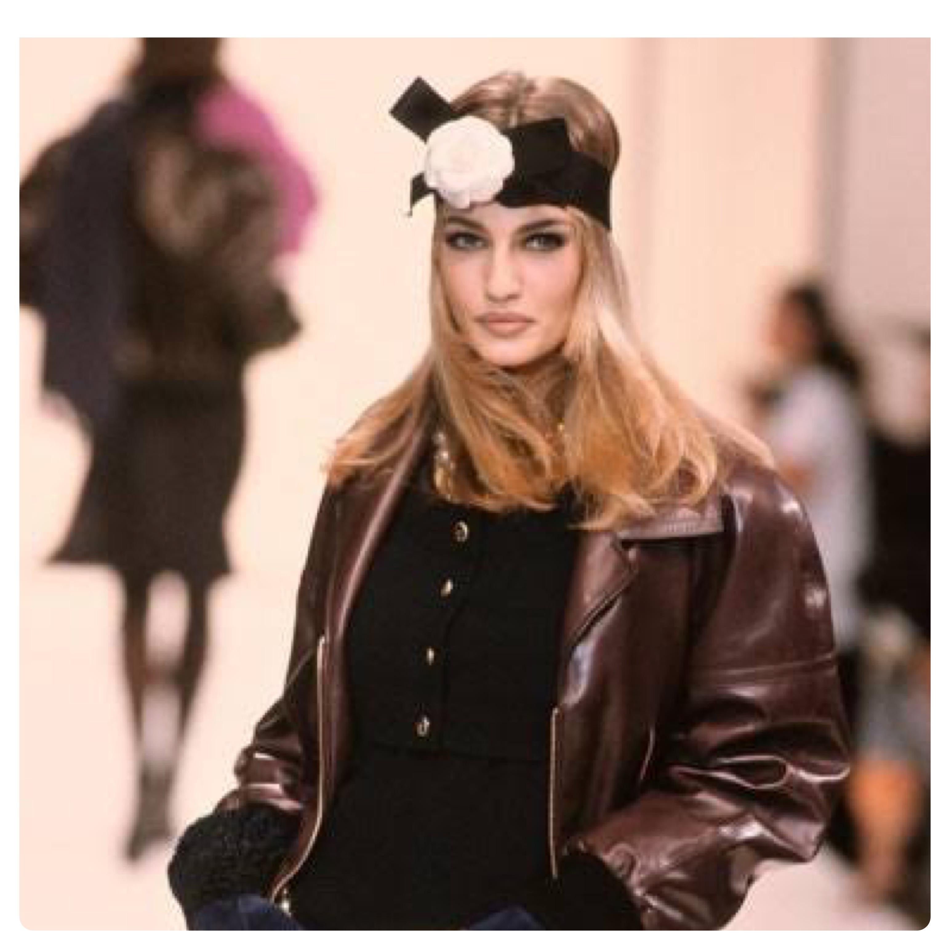 1990s Vintage CHANEL Camellia Headband Off-white Black en venta 2