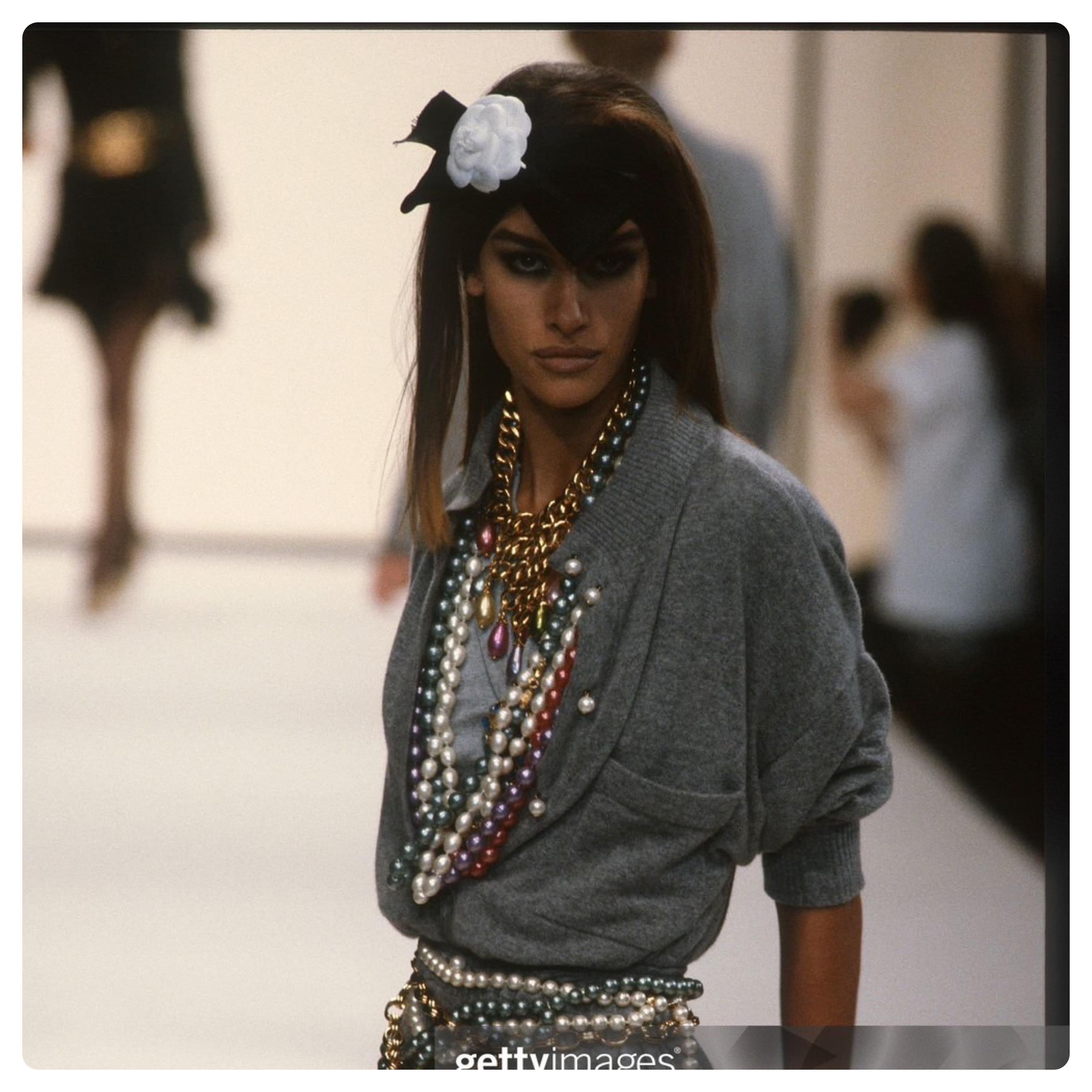 1990s Vintage CHANEL Camellia Headband Off-white Black en venta 3