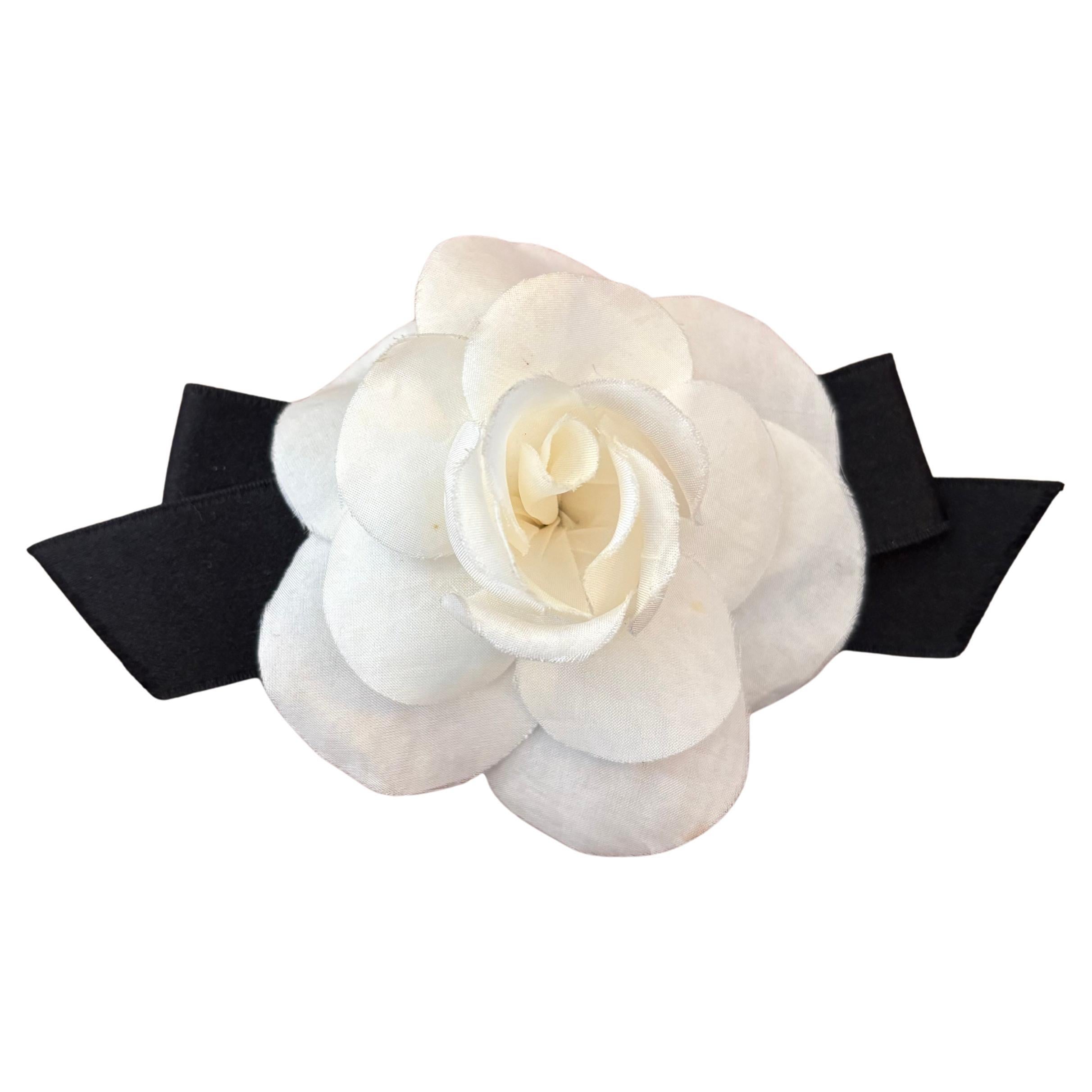 1990s Vintage CHANEL Kamelie Schleife Brosche Schwarz Off-White
