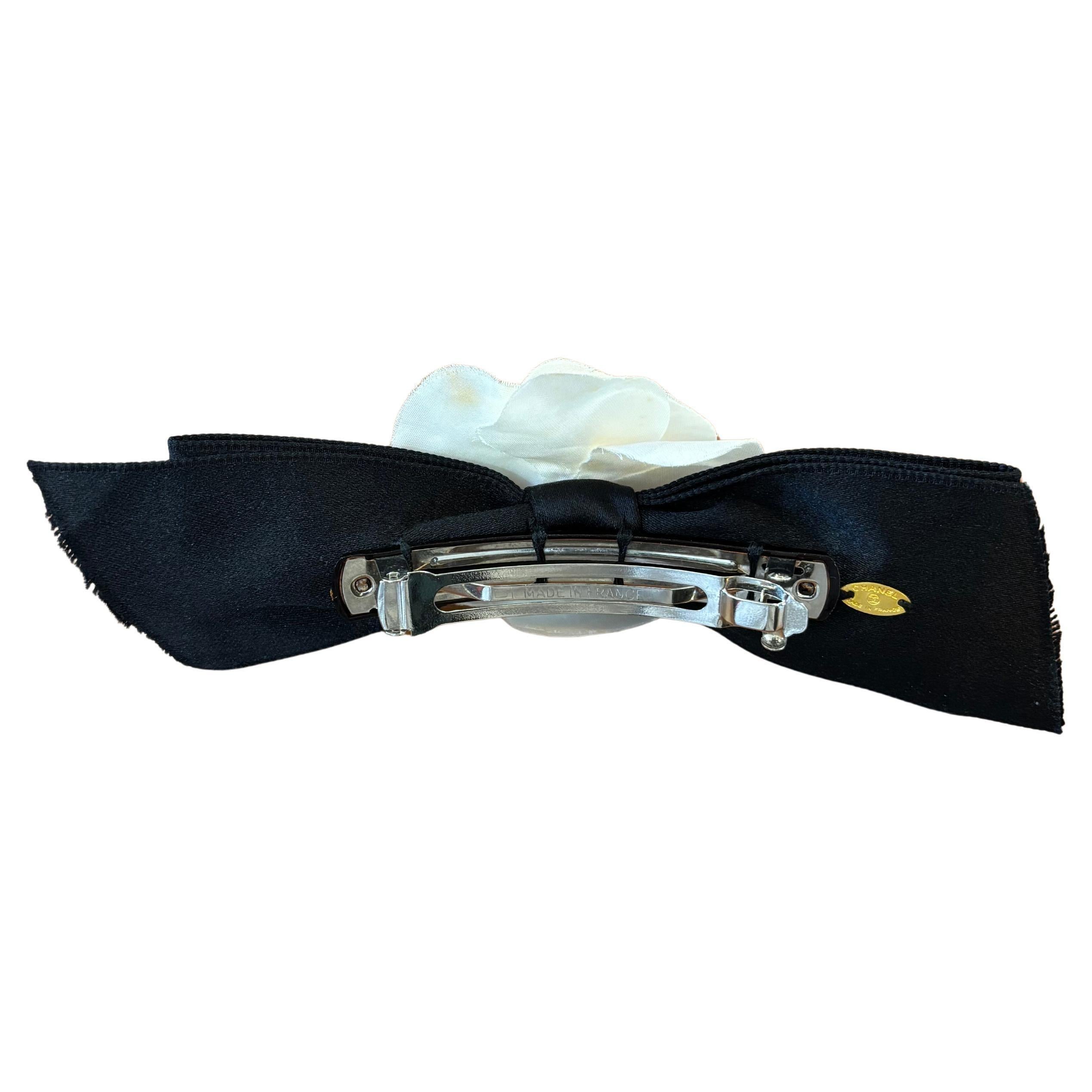 1990s Vintage CHANEL Kamelienband Haarspange Off-white Schwarz (Beige) im Angebot