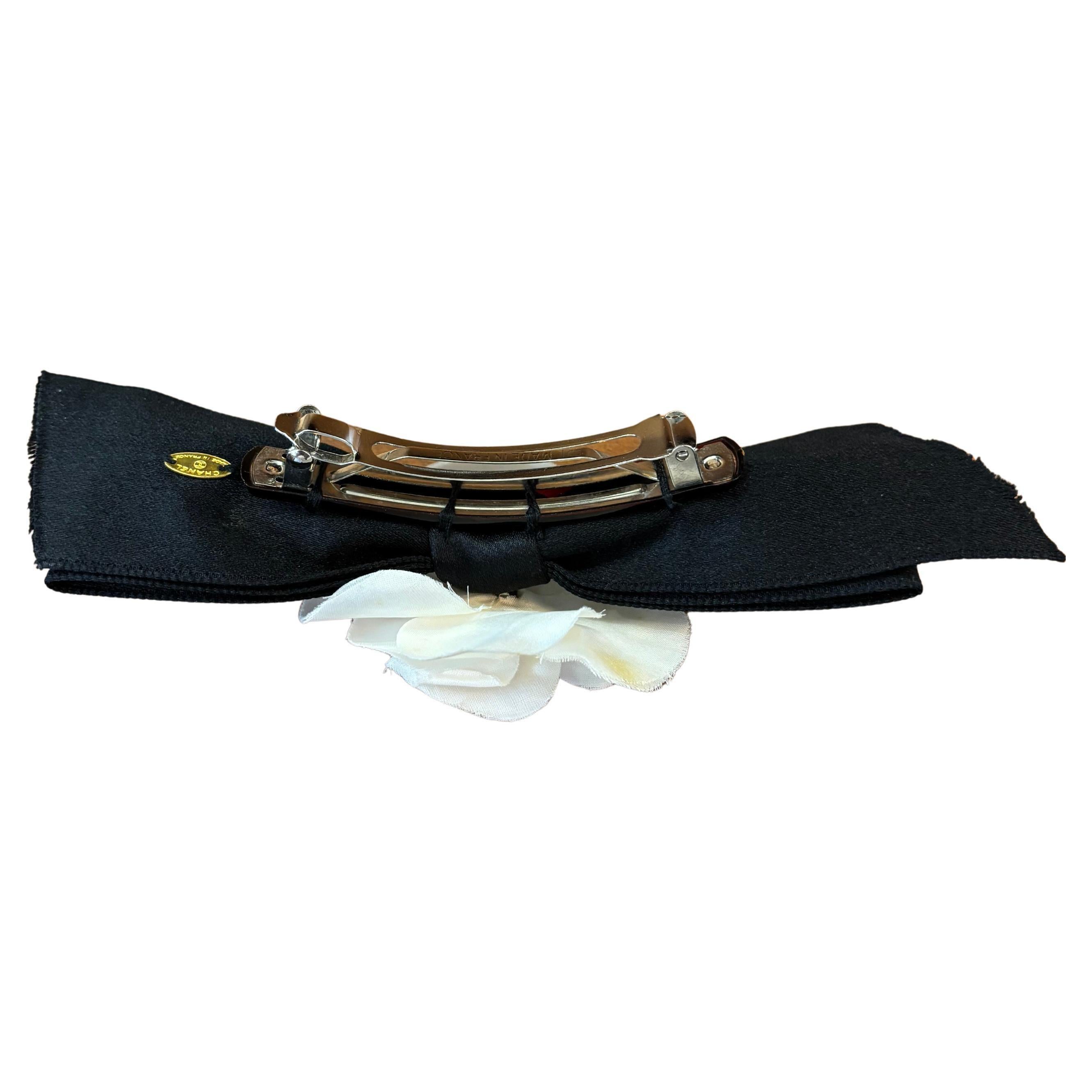 1990s Vintage CHANEL Kamelienband Haarspange Off-white Schwarz im Zustand „Relativ gut“ im Angebot in Bangkok, TH