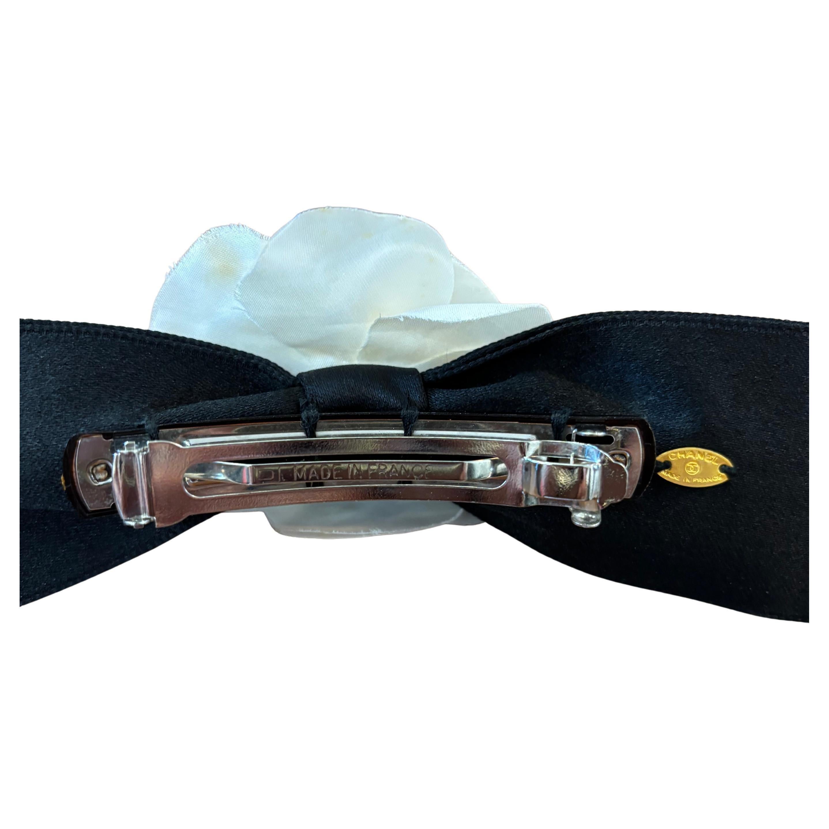 1990s Vintage CHANEL Kamelienband Haarspange Off-white Schwarz Damen im Angebot
