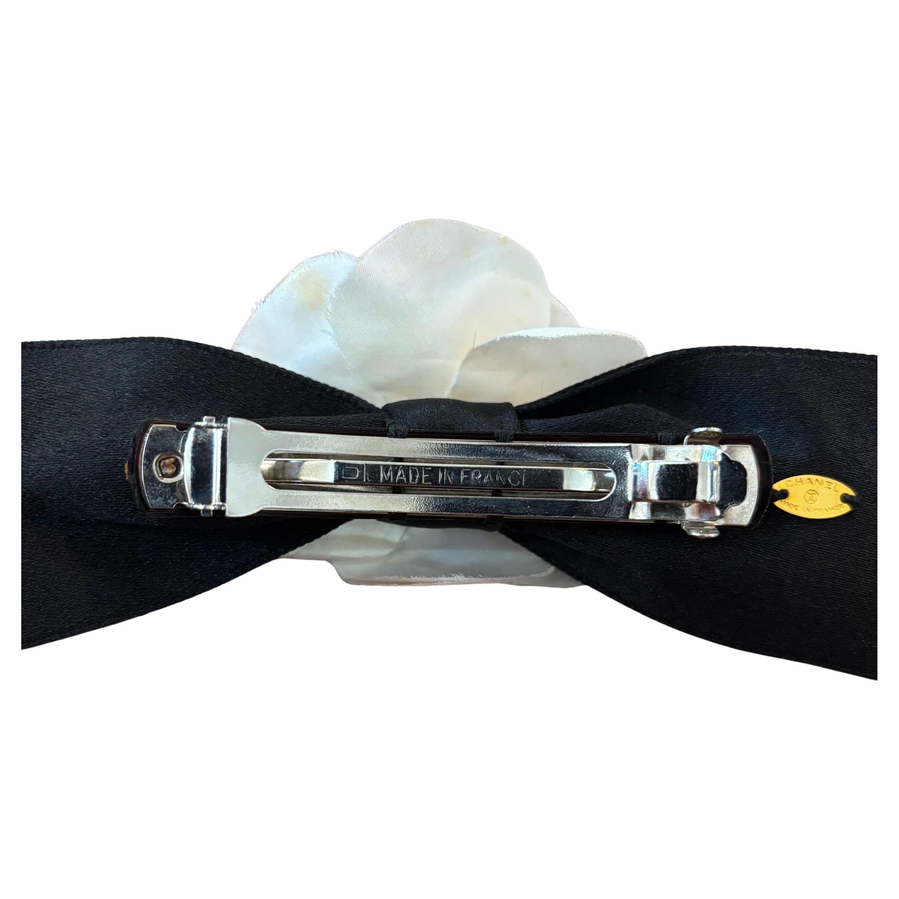 1990s Vintage CHANEL Kamelienband Haarspange Off-white Schwarz im Angebot 1
