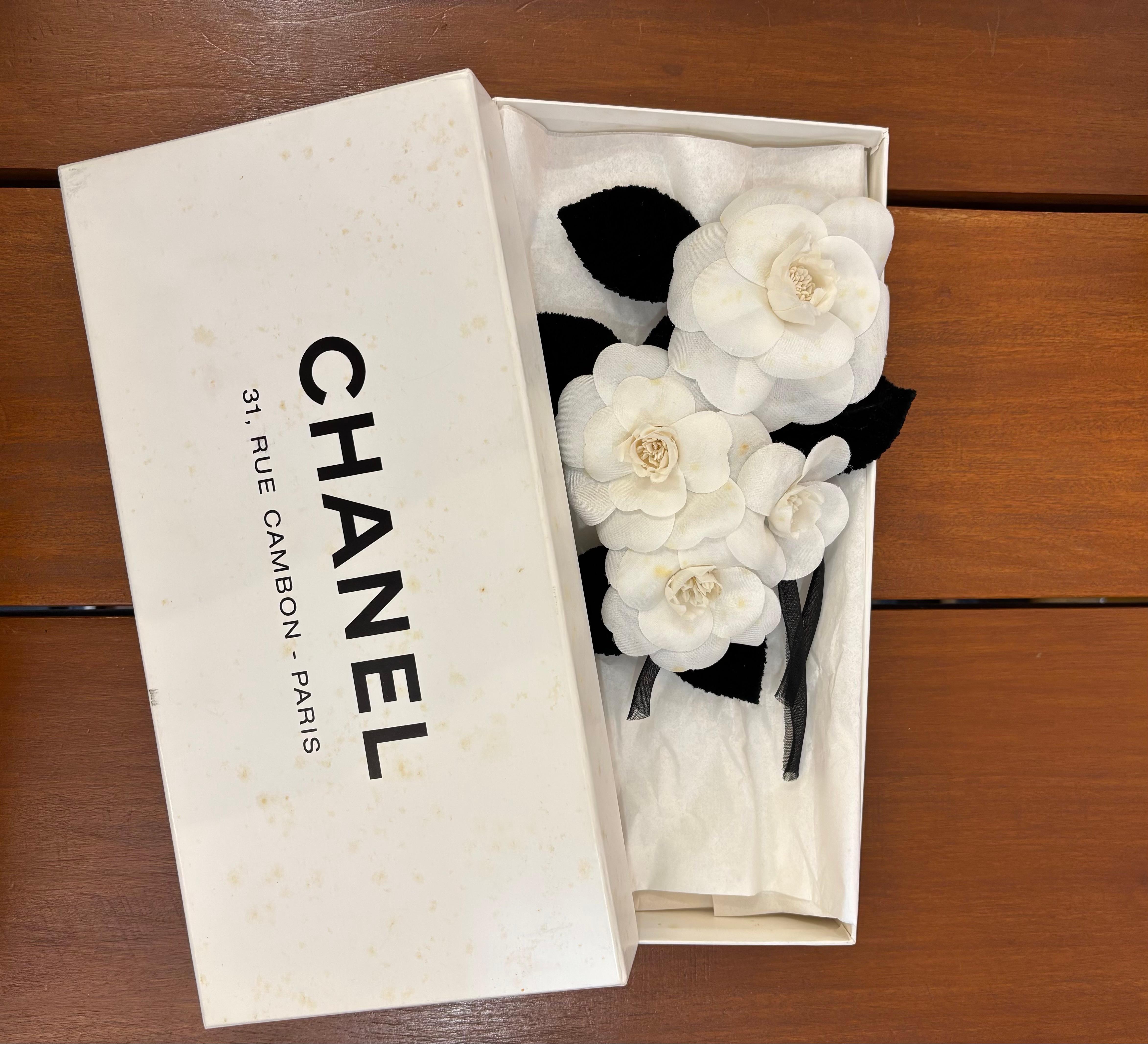 Chanel anni '90, spilla drammatica in seta a forma di camelia in bianco e nero In condizioni buone in vendita a Bangkok, TH