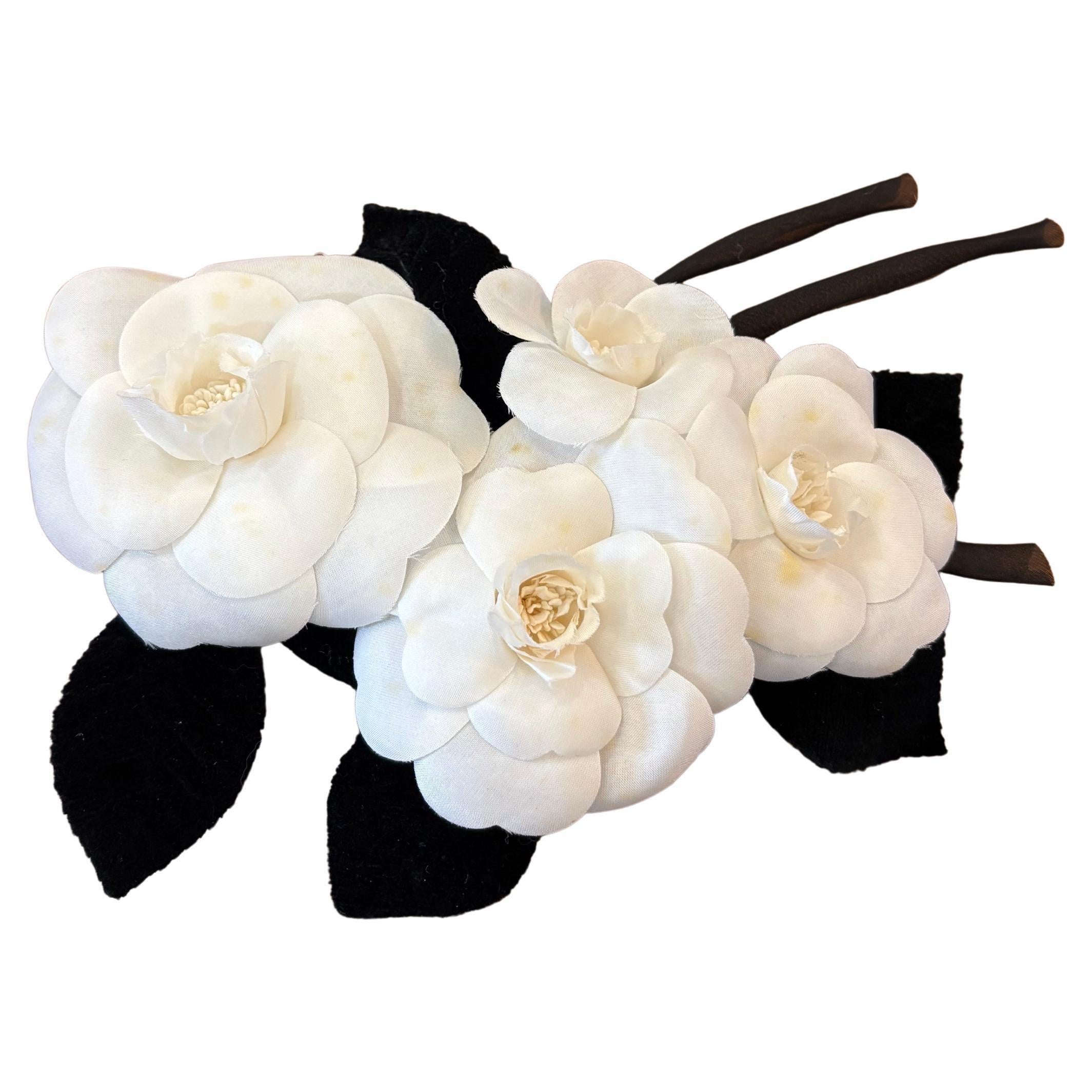 Donna Chanel anni '90, spilla drammatica in seta a forma di camelia in bianco e nero in vendita