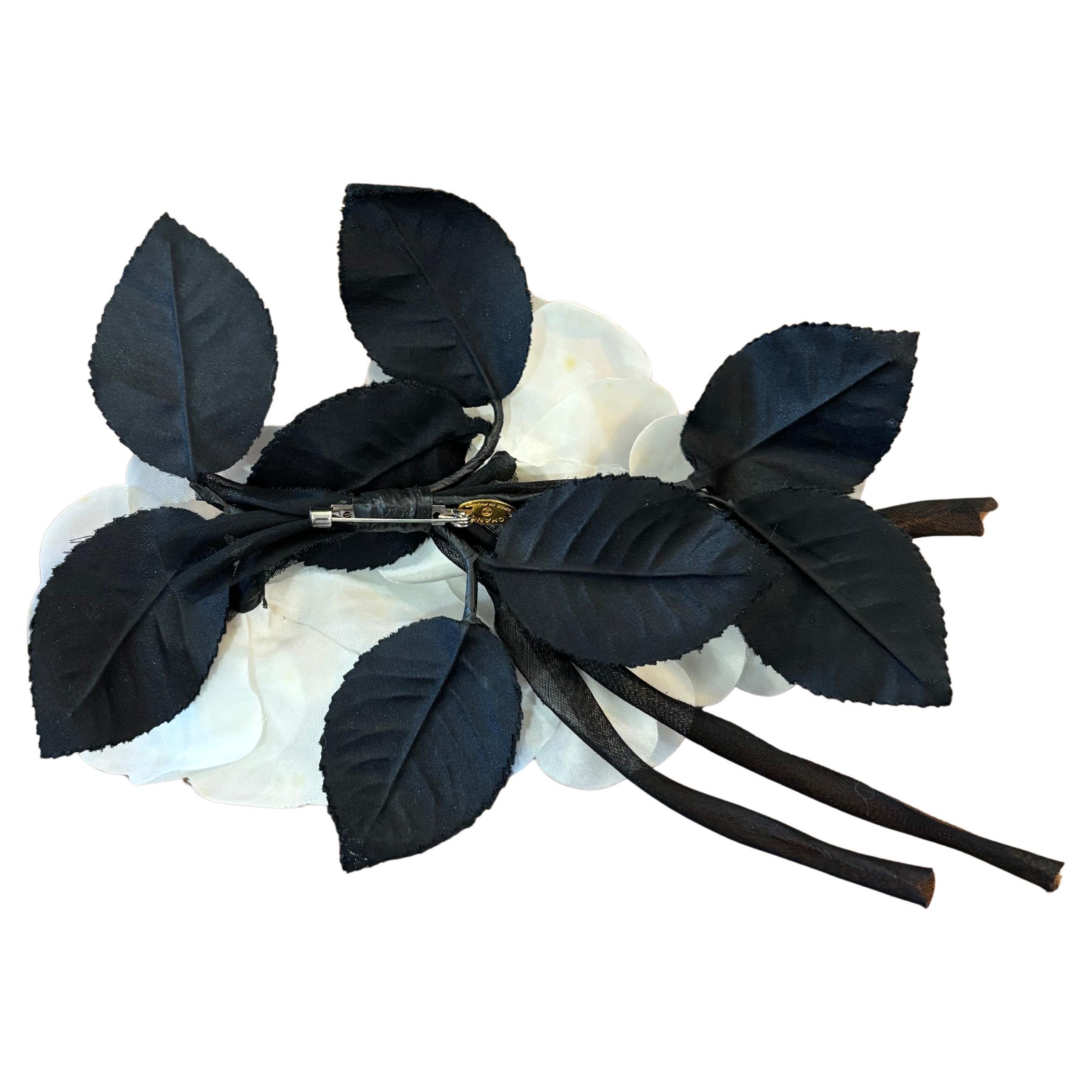 Chanel anni '90, spilla drammatica in seta a forma di camelia in bianco e nero in vendita 2