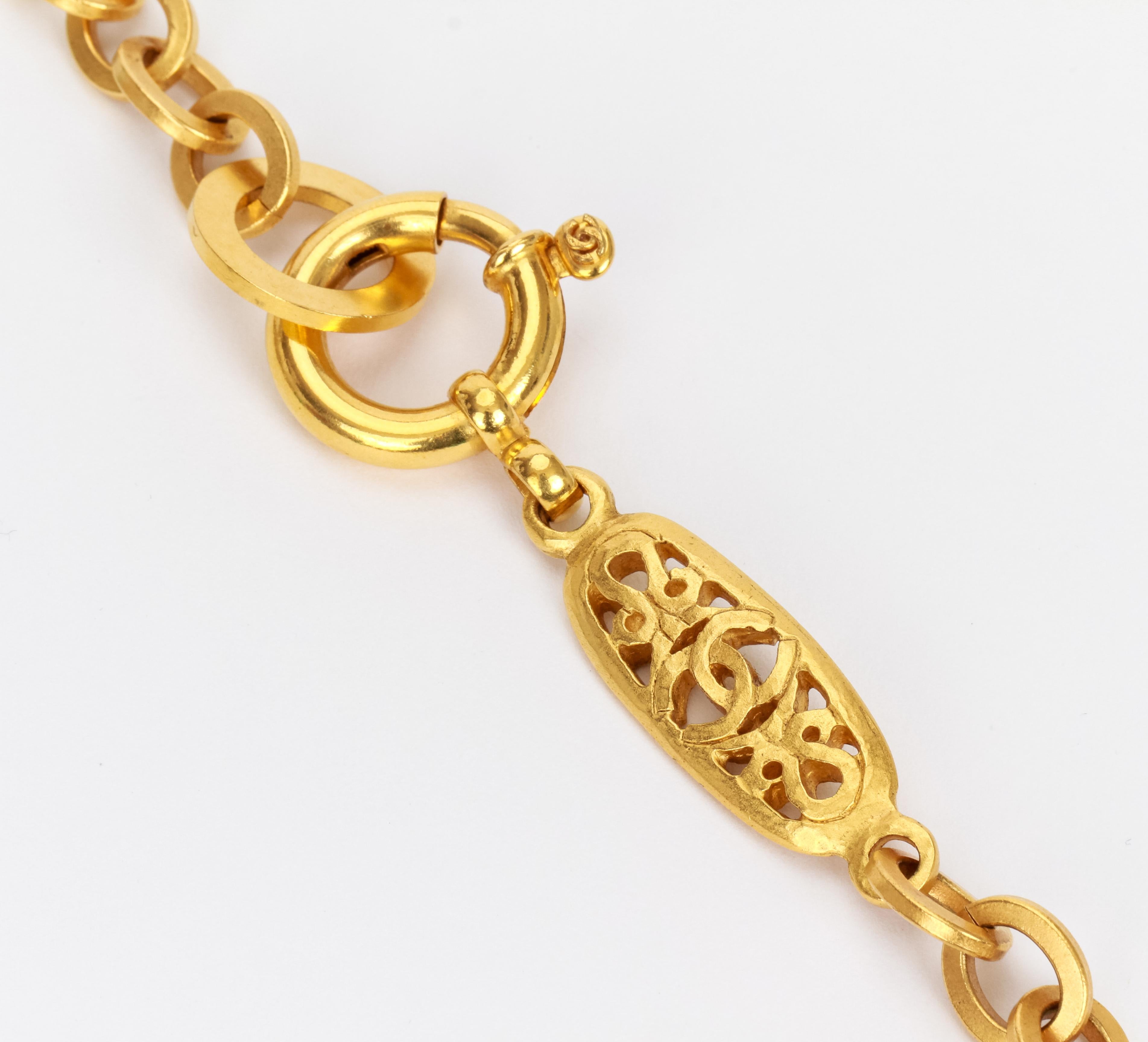 Chanel, collier sautoir vintage Gripoix vert en or, années 1990 Pour femmes en vente