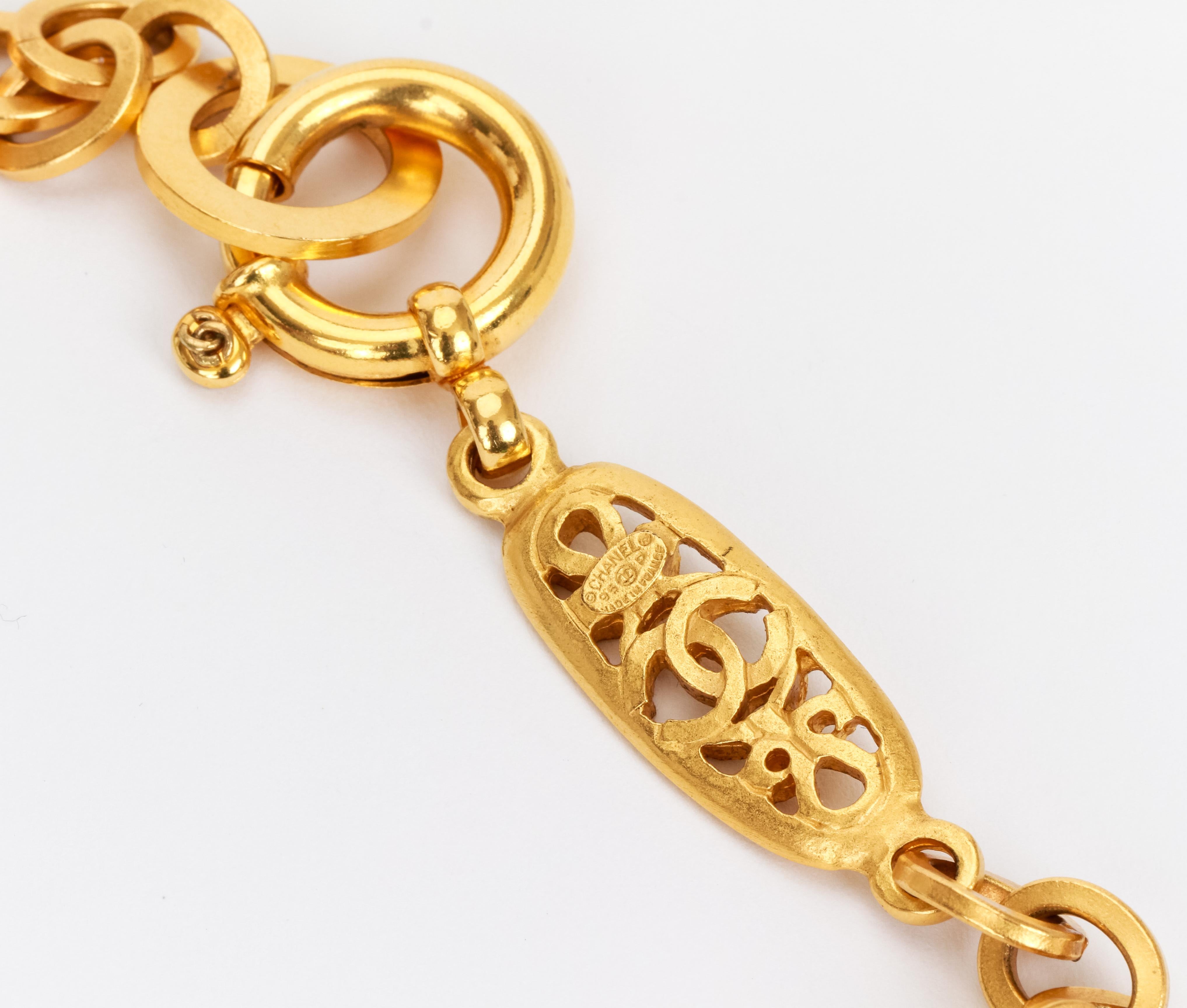 Women's 1990's Vintage Chanel Gold Sautoir Green Gripoix Necklace For Sale