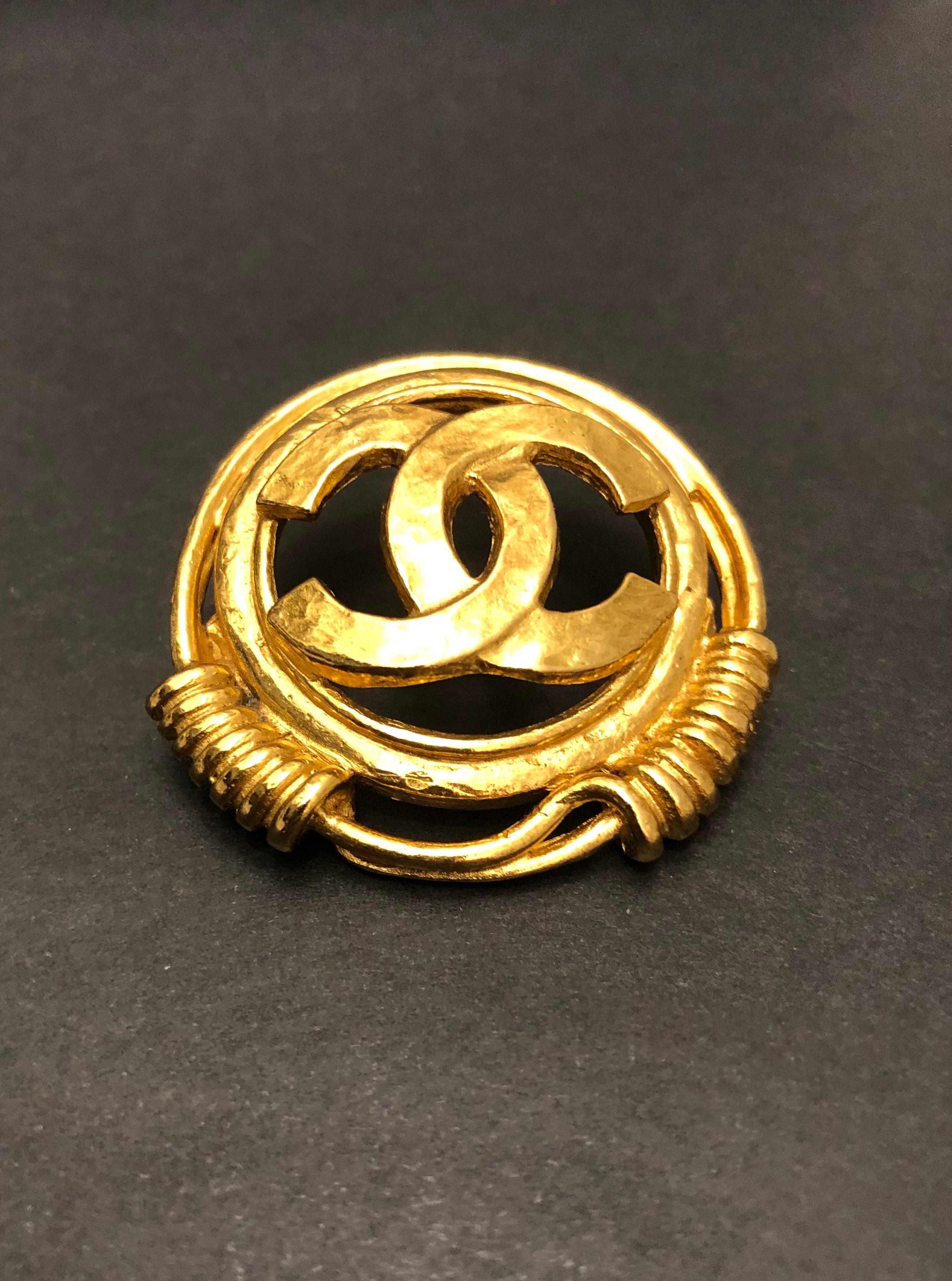 1990s Vintage CHANEL Gold Toned CC Brooch For Sale 2
