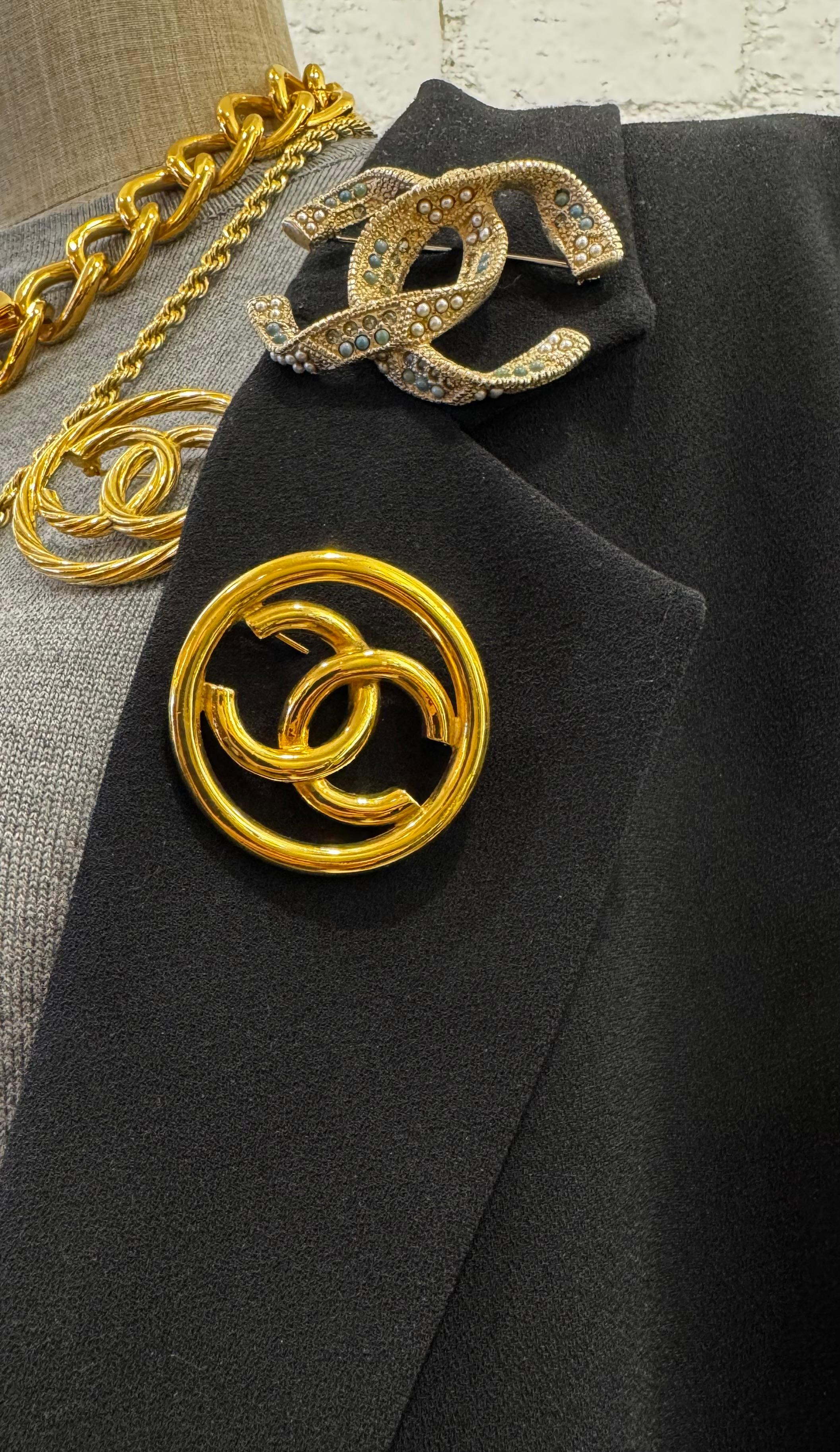 Este broche vintage CHANEL en tono dorado está fabricado en metal chapado en oro con el logotipo CC. Un chanel vintage sencillo y atemporal para complementar tu look diario. Estampado CHANEL 93P fabricado en Francia 1270. Mide aproximadamente 4.4 cm