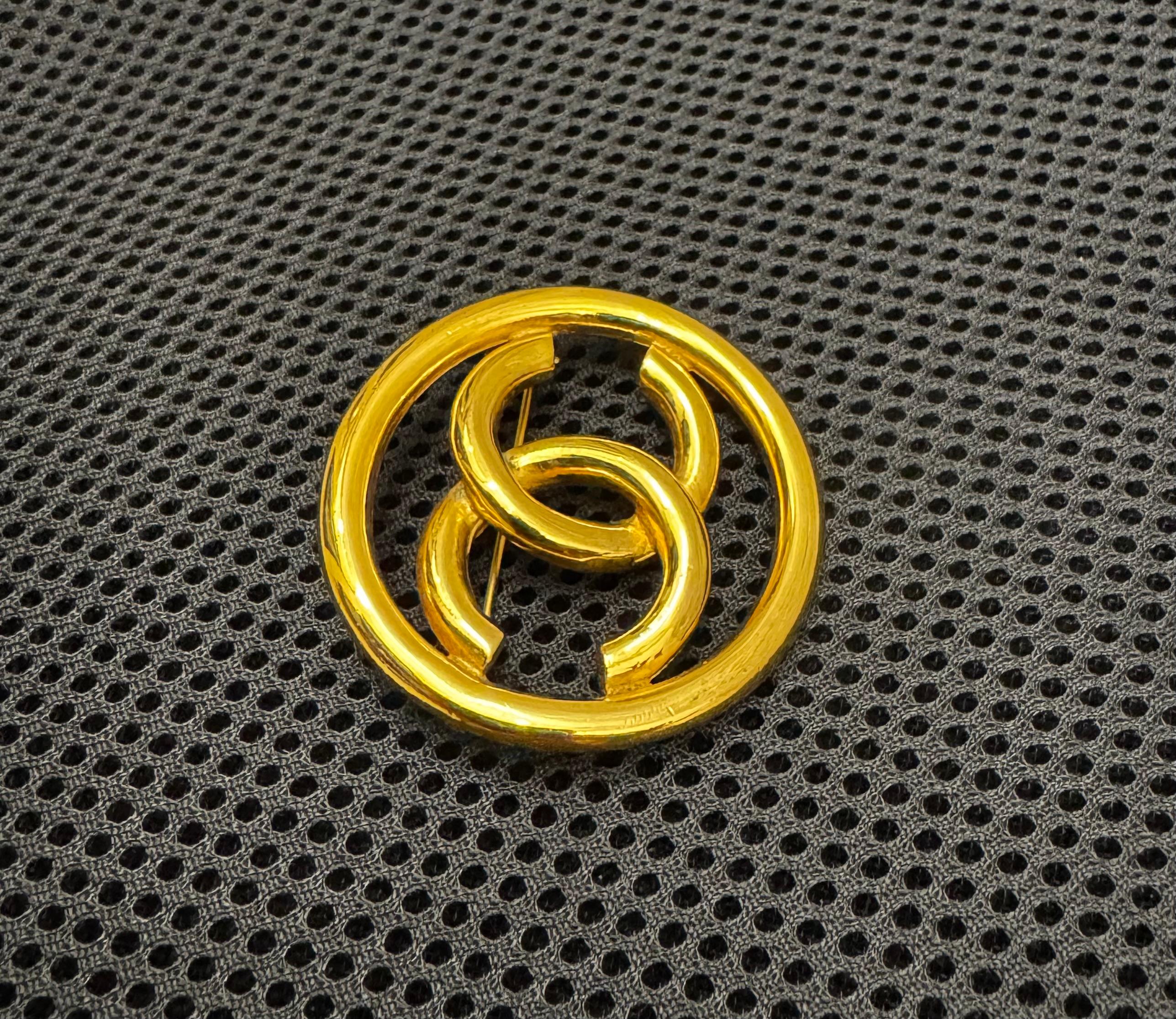 1990s Vintage CHANEL Broche CC Tono Oro en Bueno estado para la venta en Bangkok, TH