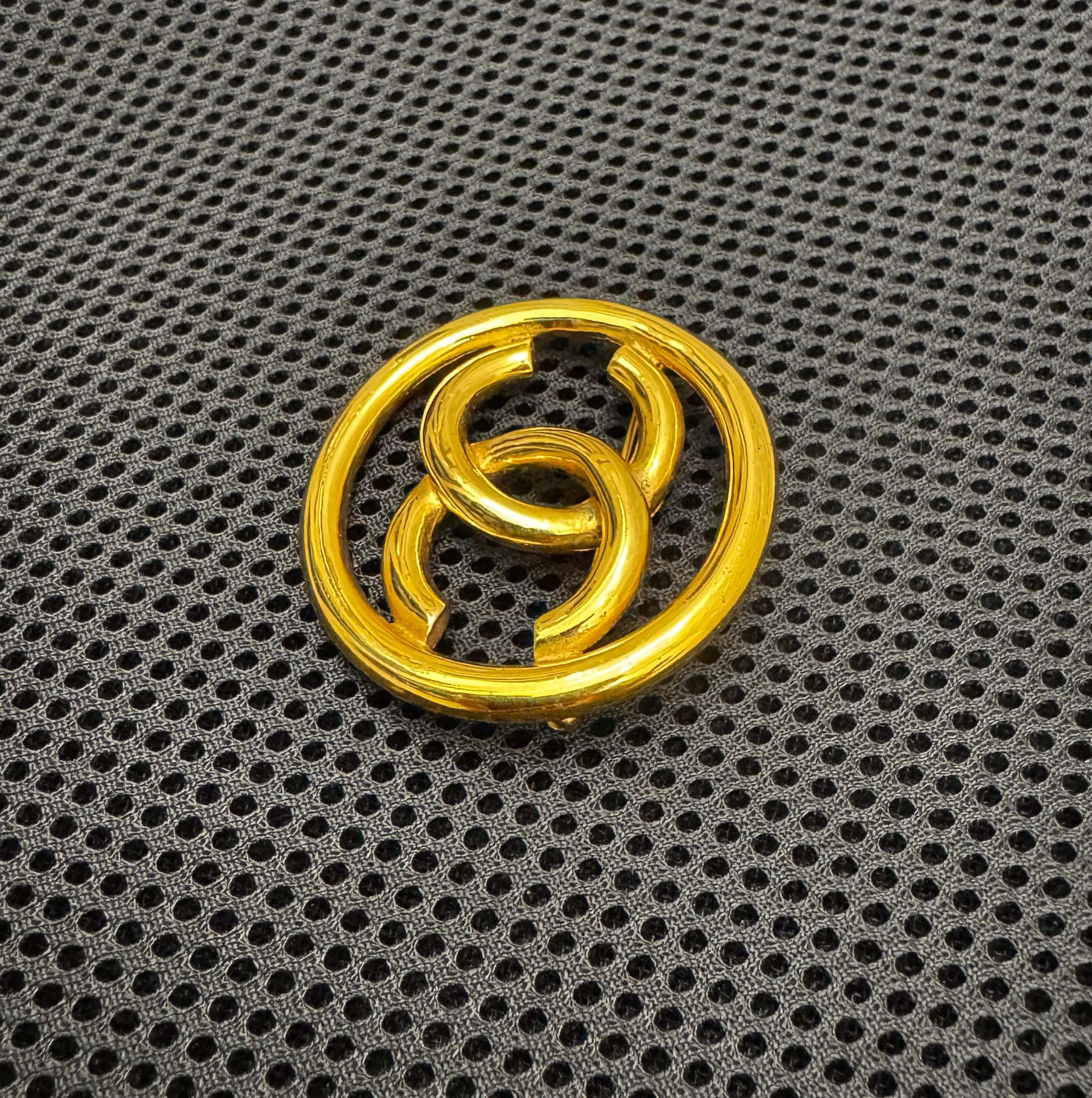 Femenino o masculino 1990s Vintage CHANEL Broche CC Tono Oro en venta