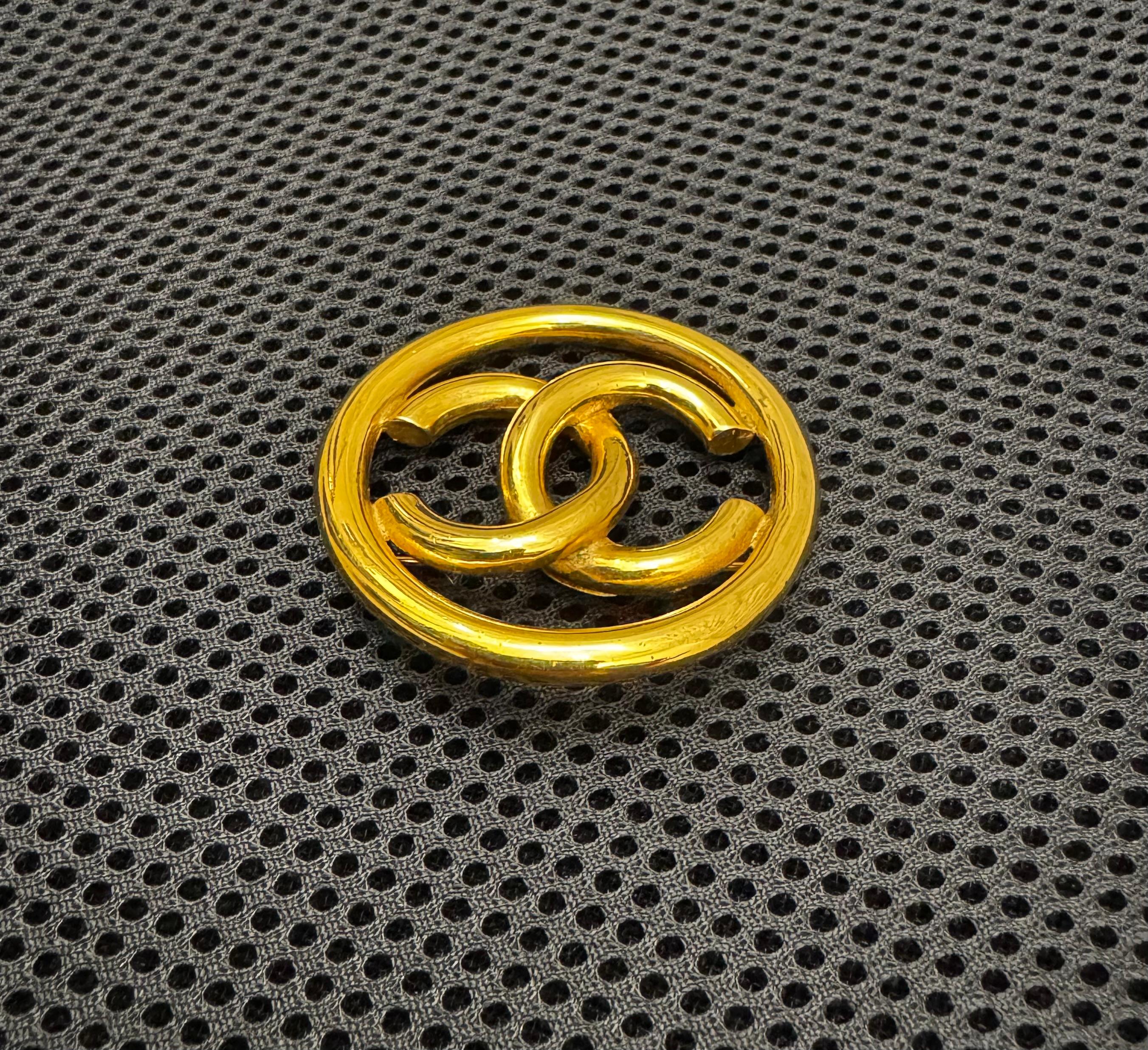1990s Vintage CHANEL Broche CC Tono Oro en venta 1