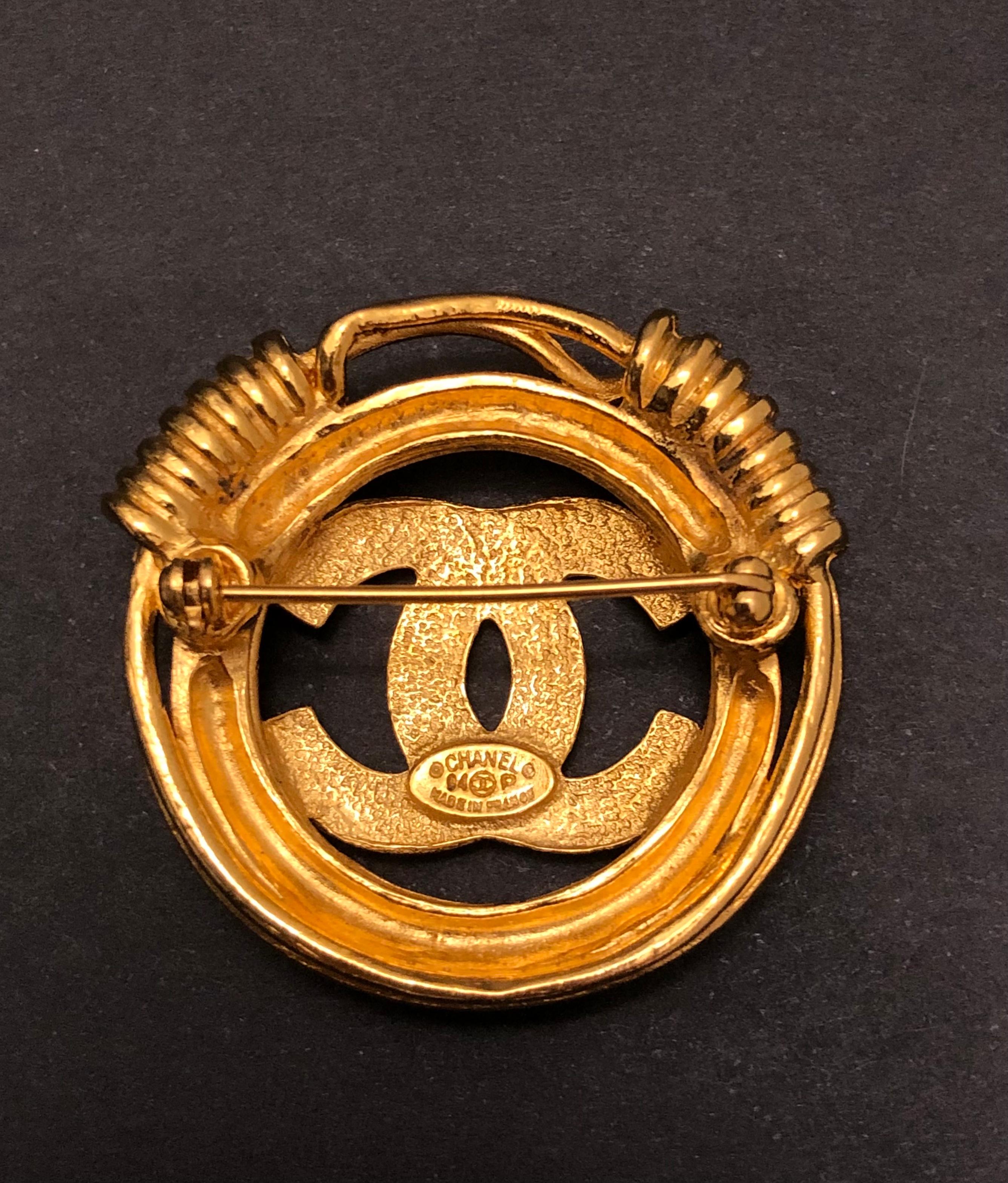 1990s Vintage CHANEL Gold Toned CC Brooch In Excellent Condition For Sale In Bangkok, TH