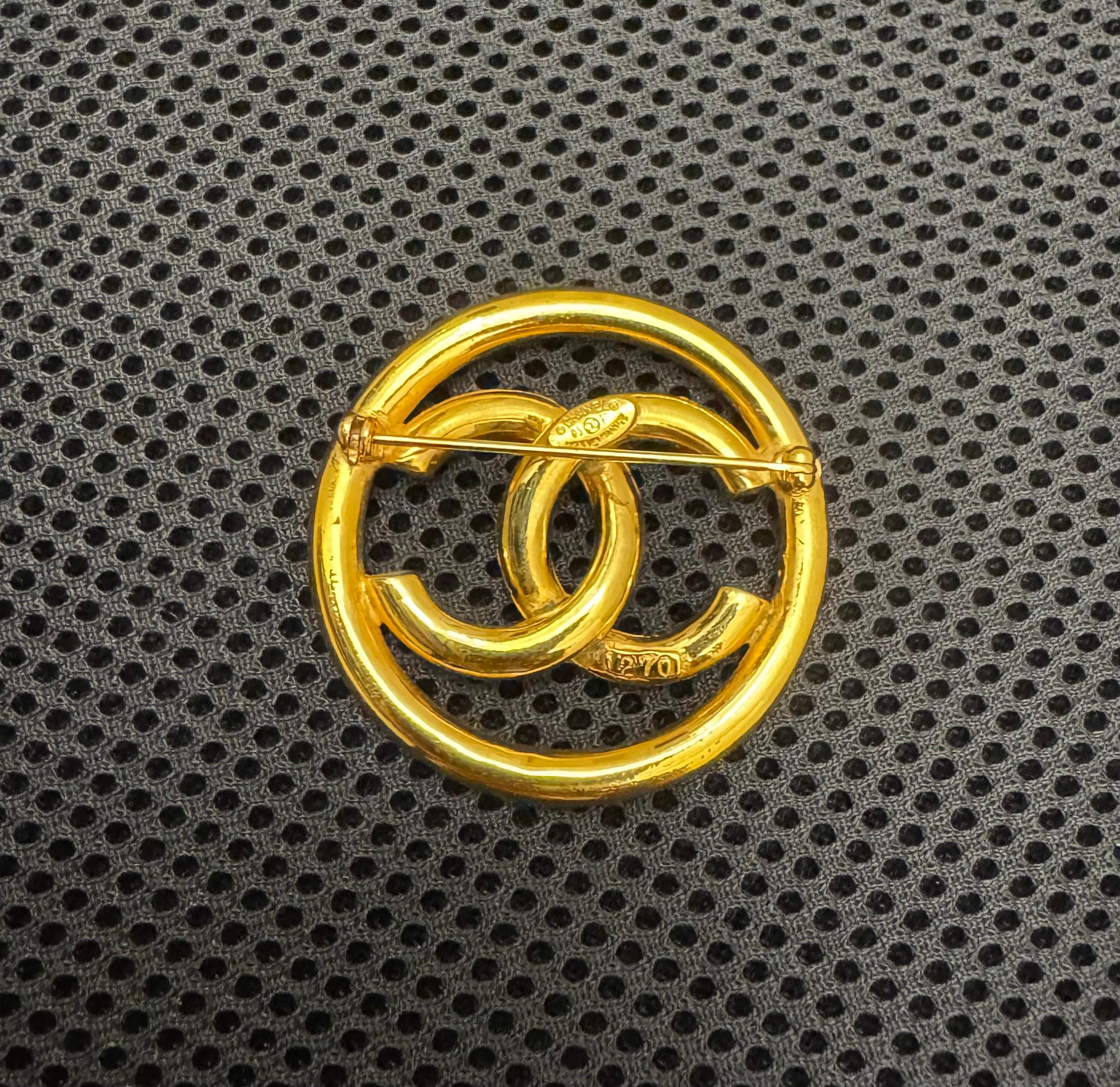 1990s Vintage CHANEL Broche CC Tono Oro en venta 2
