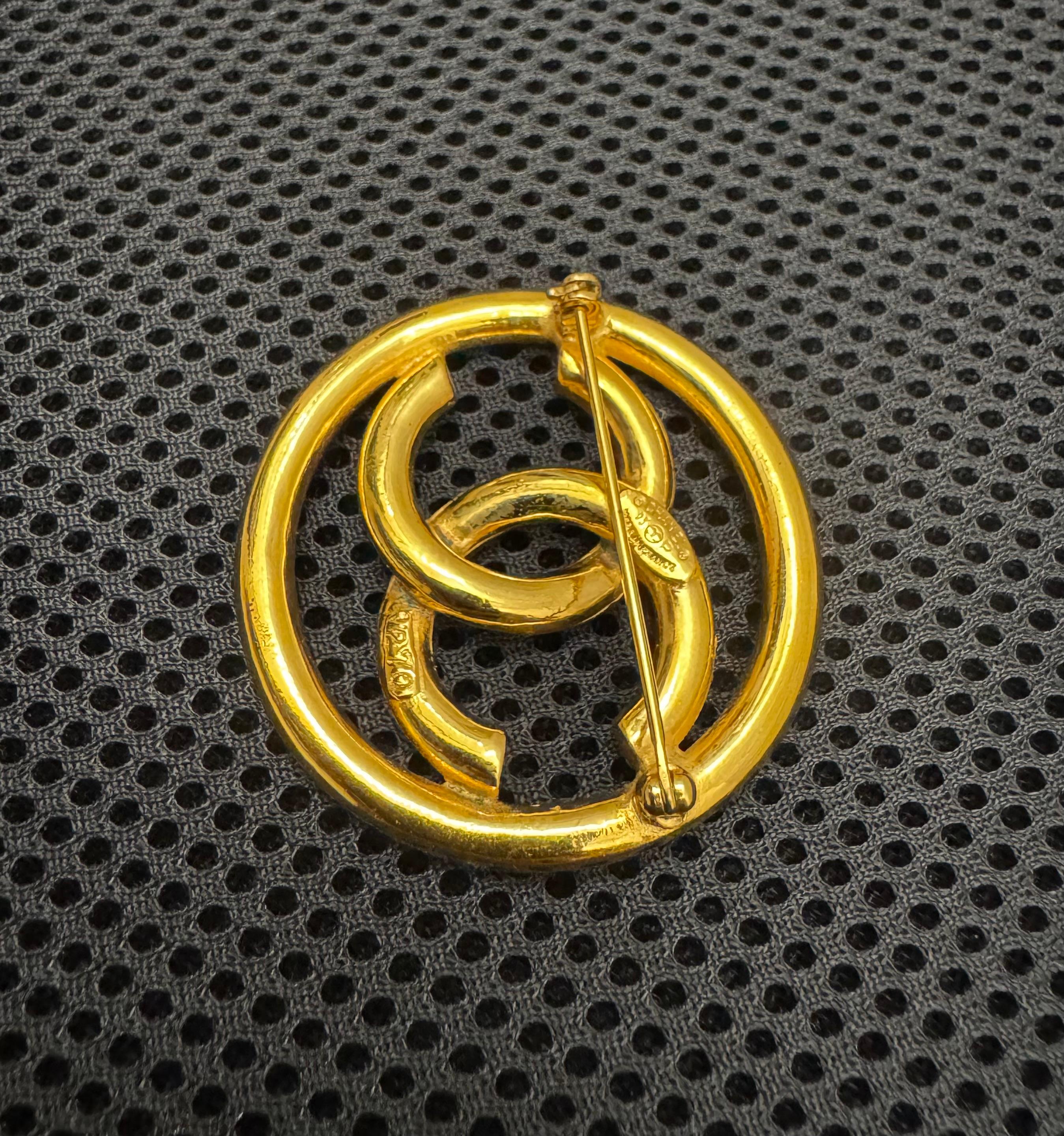 1990s Vintage CHANEL Broche CC Tono Oro en venta 3