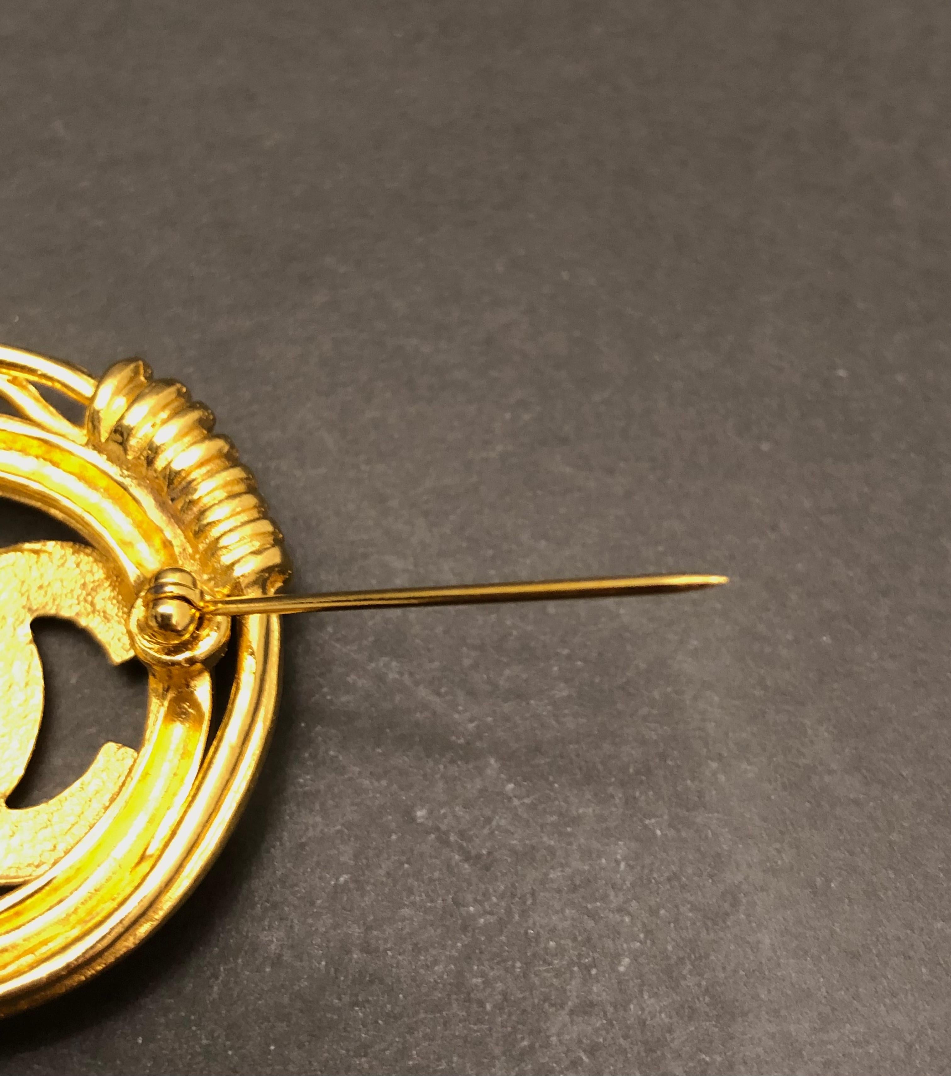1990s Vintage CHANEL Gold Toned CC Brooch For Sale 1
