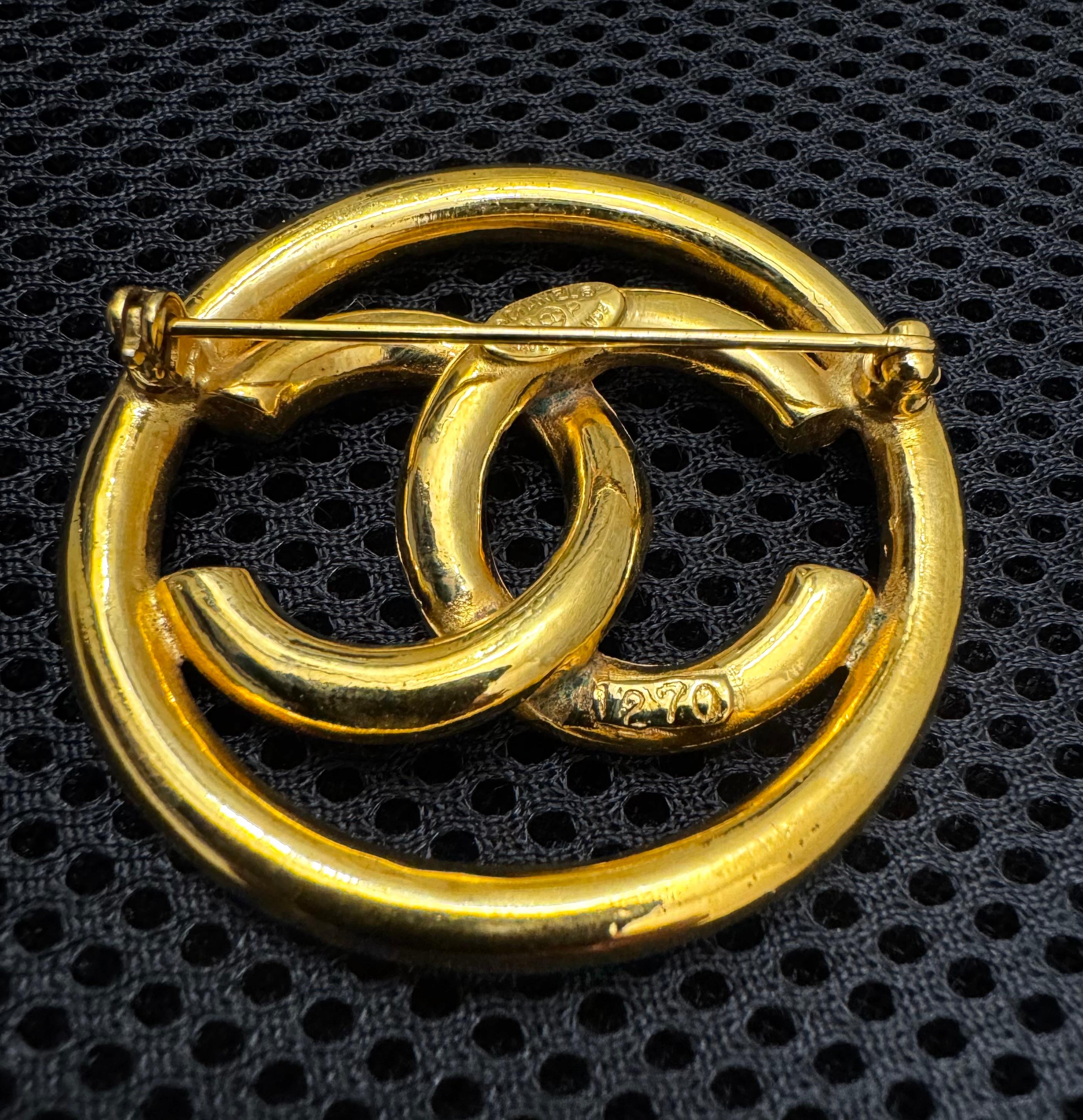 1990s Vintage CHANEL Broche CC Tono Oro en venta 4