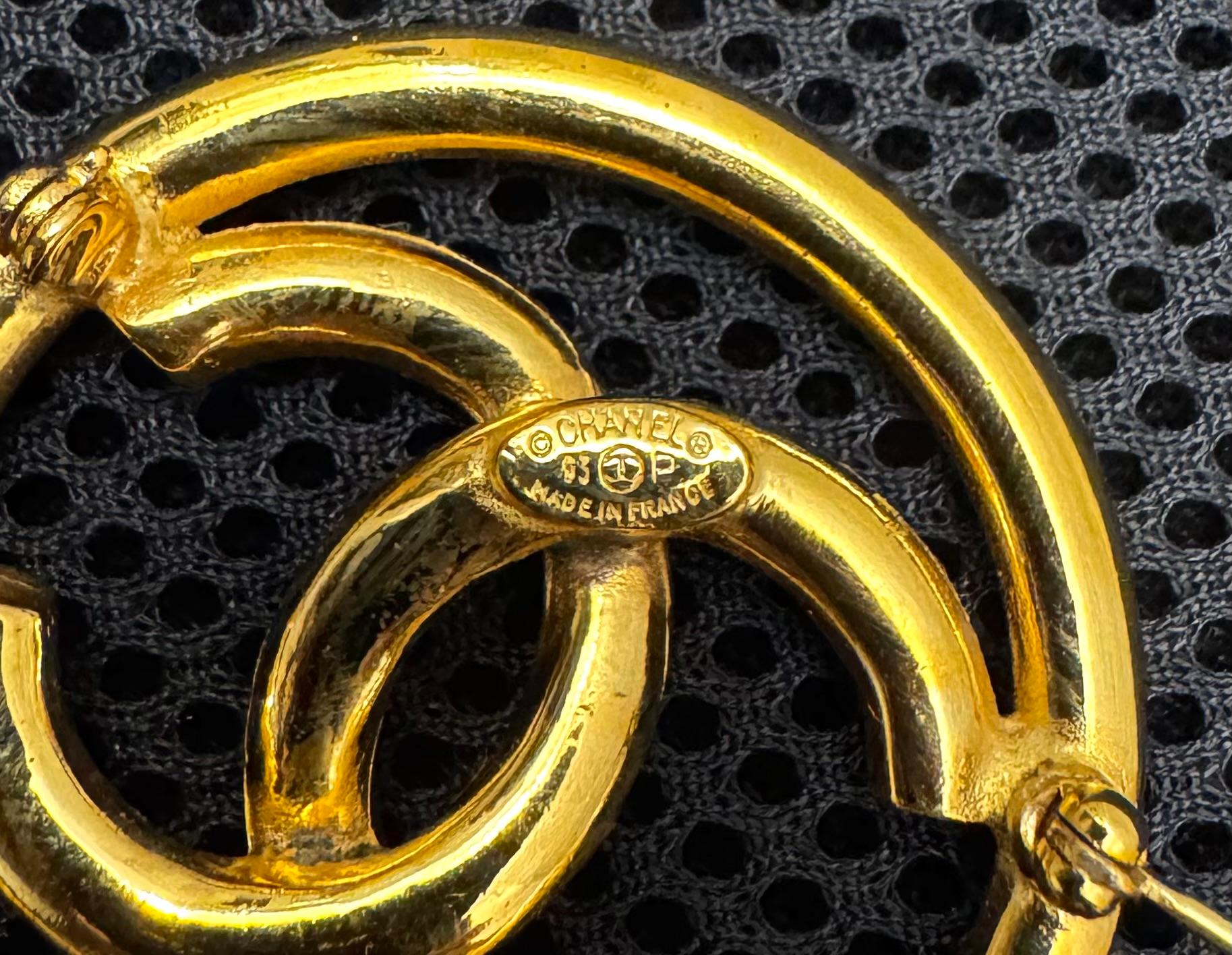 1990s Vintage CHANEL Broche CC Tono Oro en venta 5