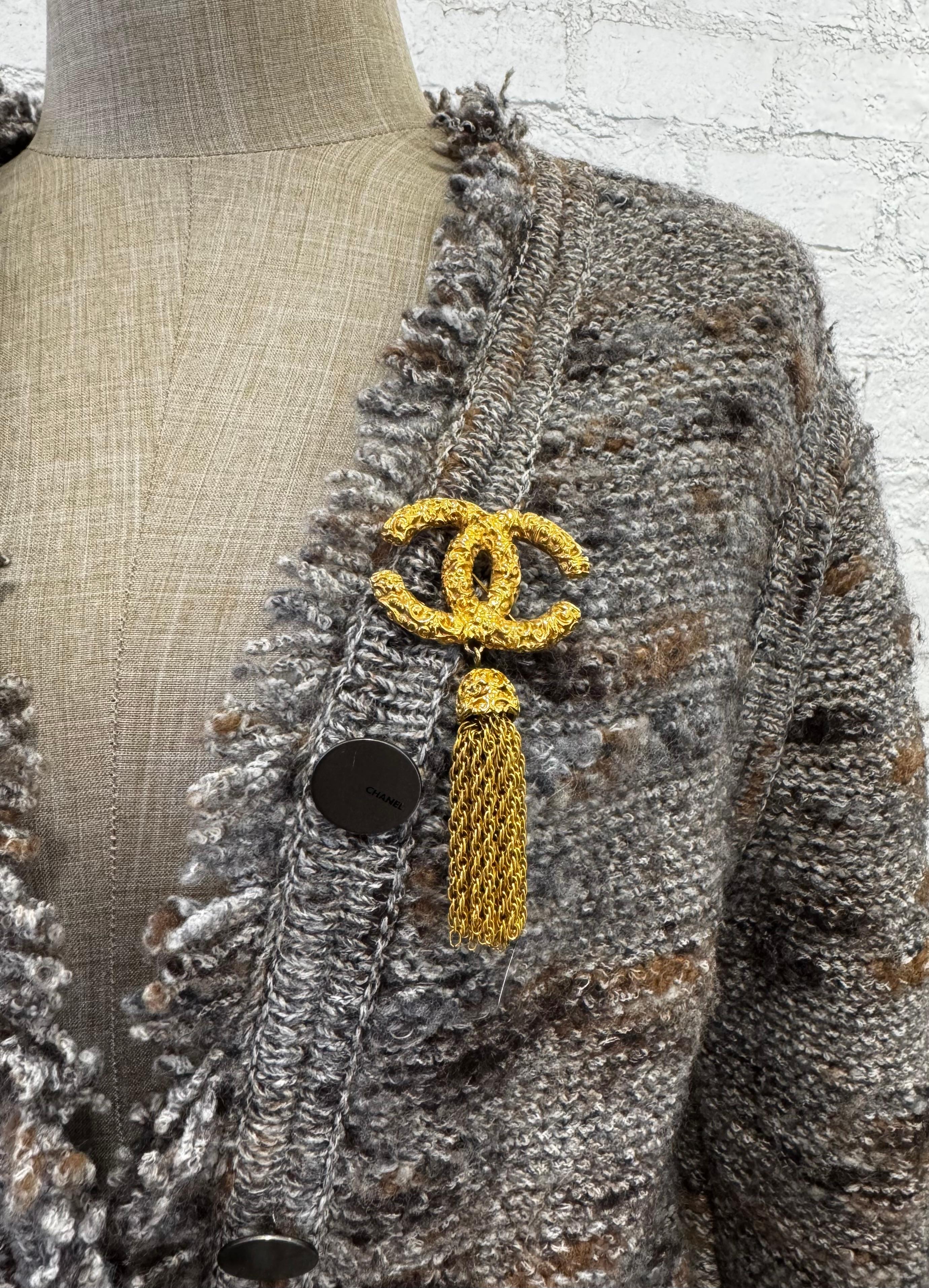 Vintage Chanel anni '90, spilla con nappe in oro CC In condizioni ottime in vendita a Bangkok, TH