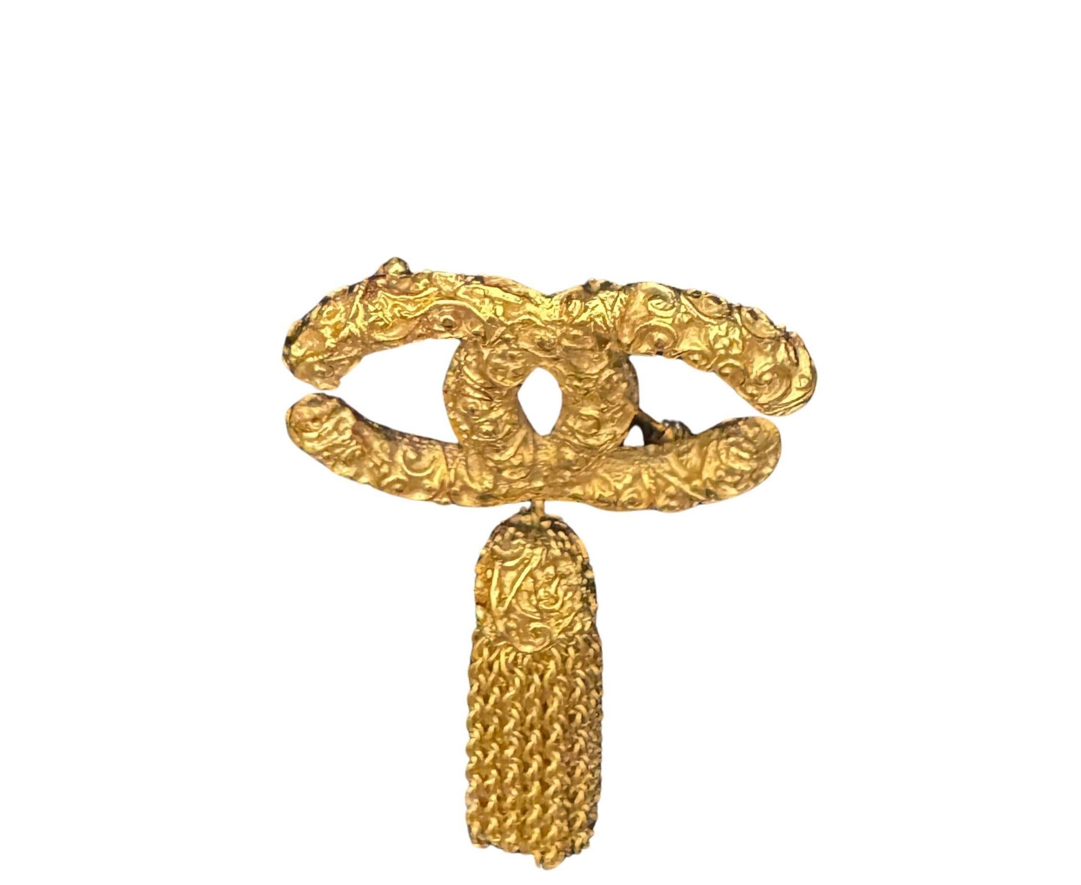 Donna Vintage Chanel anni '90, spilla con nappe in oro CC in vendita
