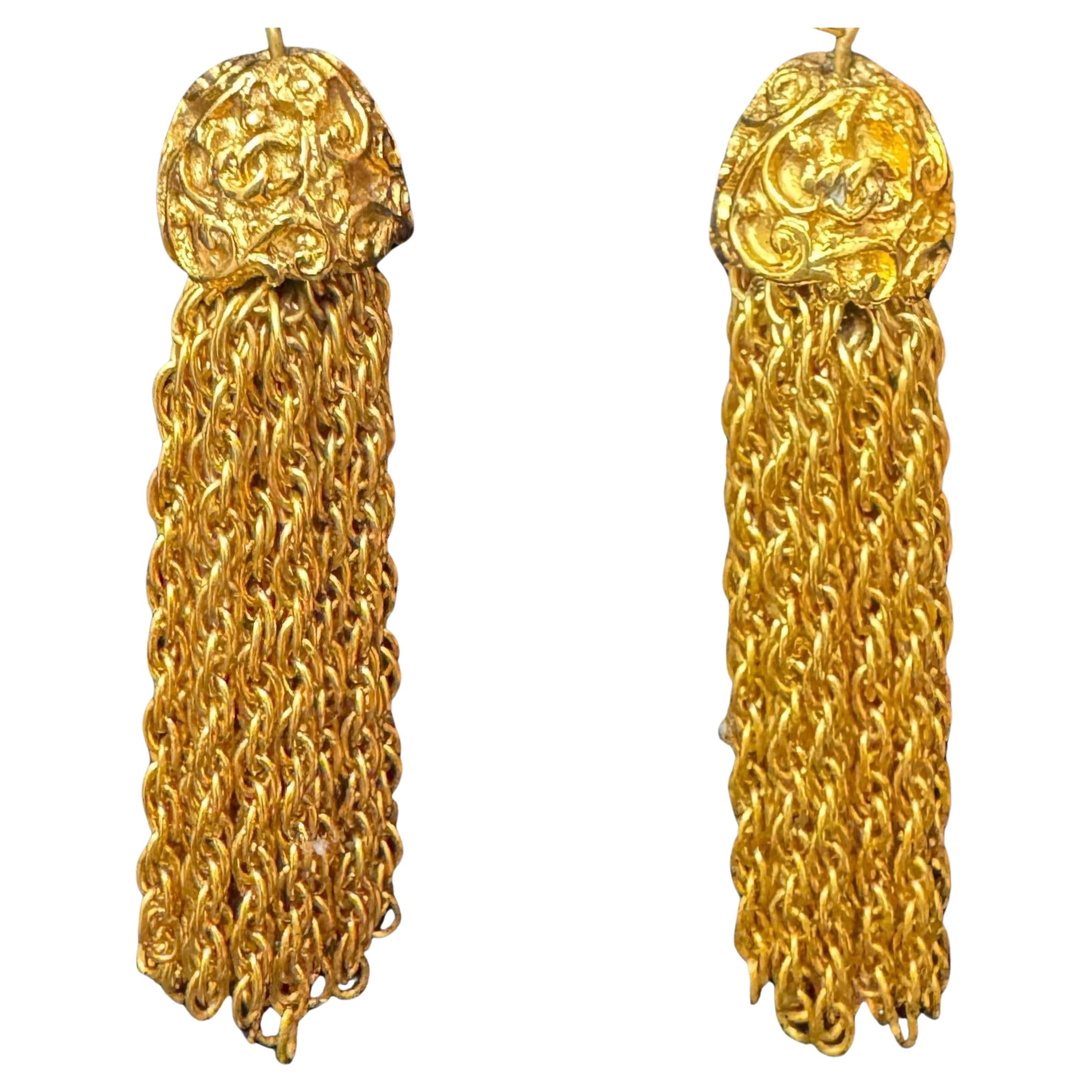 Vintage Chanel anni '90, spilla con nappe in oro CC in vendita 1