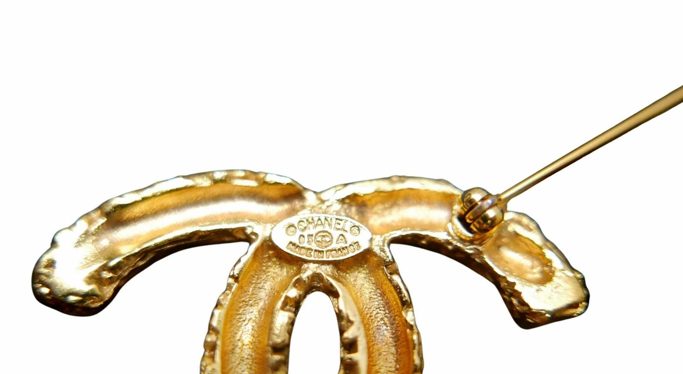 Vintage Chanel anni '90, spilla con nappe in oro CC in vendita 3