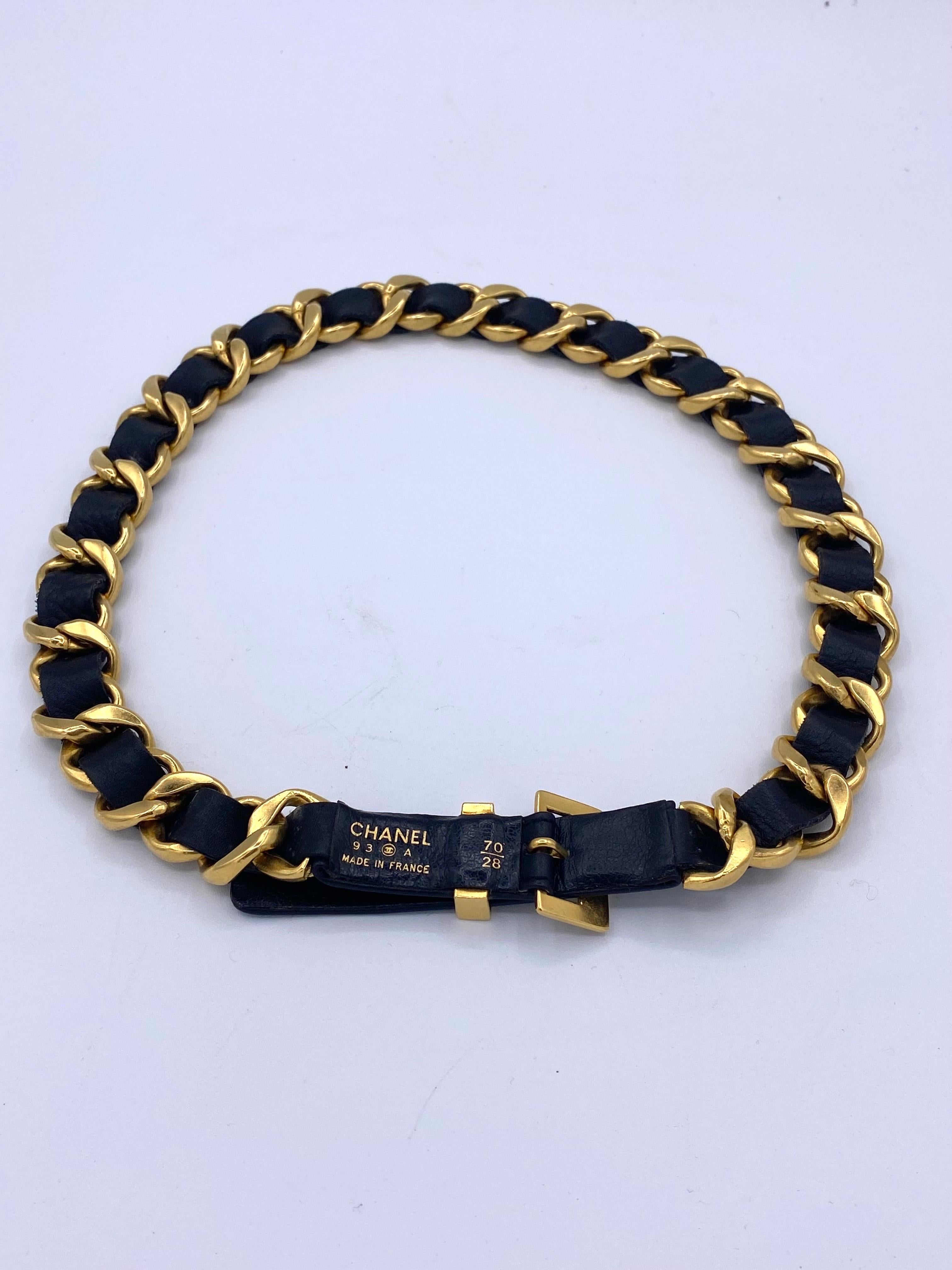 Chanel Gürtel aus goldener Kette, verflochten mit schwarzem Leder aus den 90er Jahren.
Gestempelt 93 A
Hergestellt in Frankreich
Verstellbarer Schnallenverschluss mit 3 Löchern (69cm-71cm-73cm)
Breite der Kette 2,2 cm
mit der Schachtel geliefert.