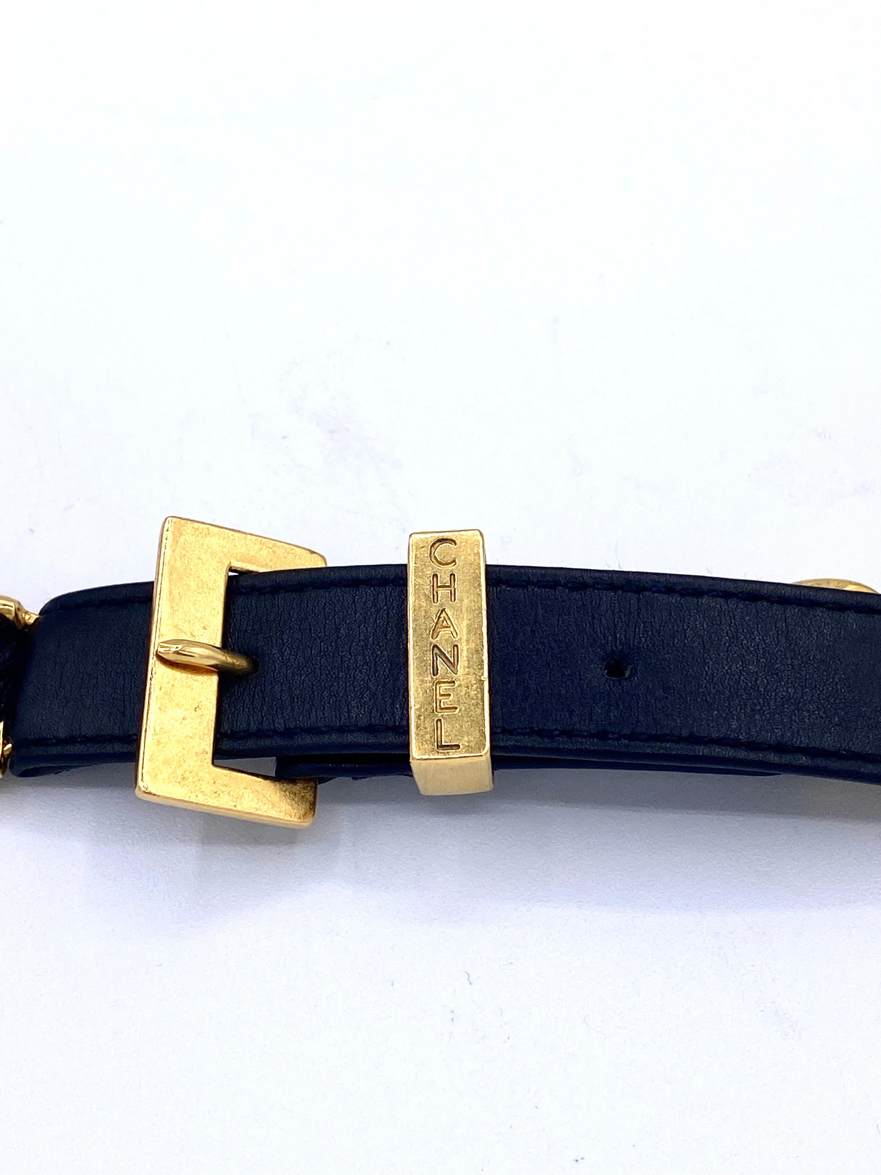 Black 1990s Vintage Chanel gold toned chain leather belt  For Sale