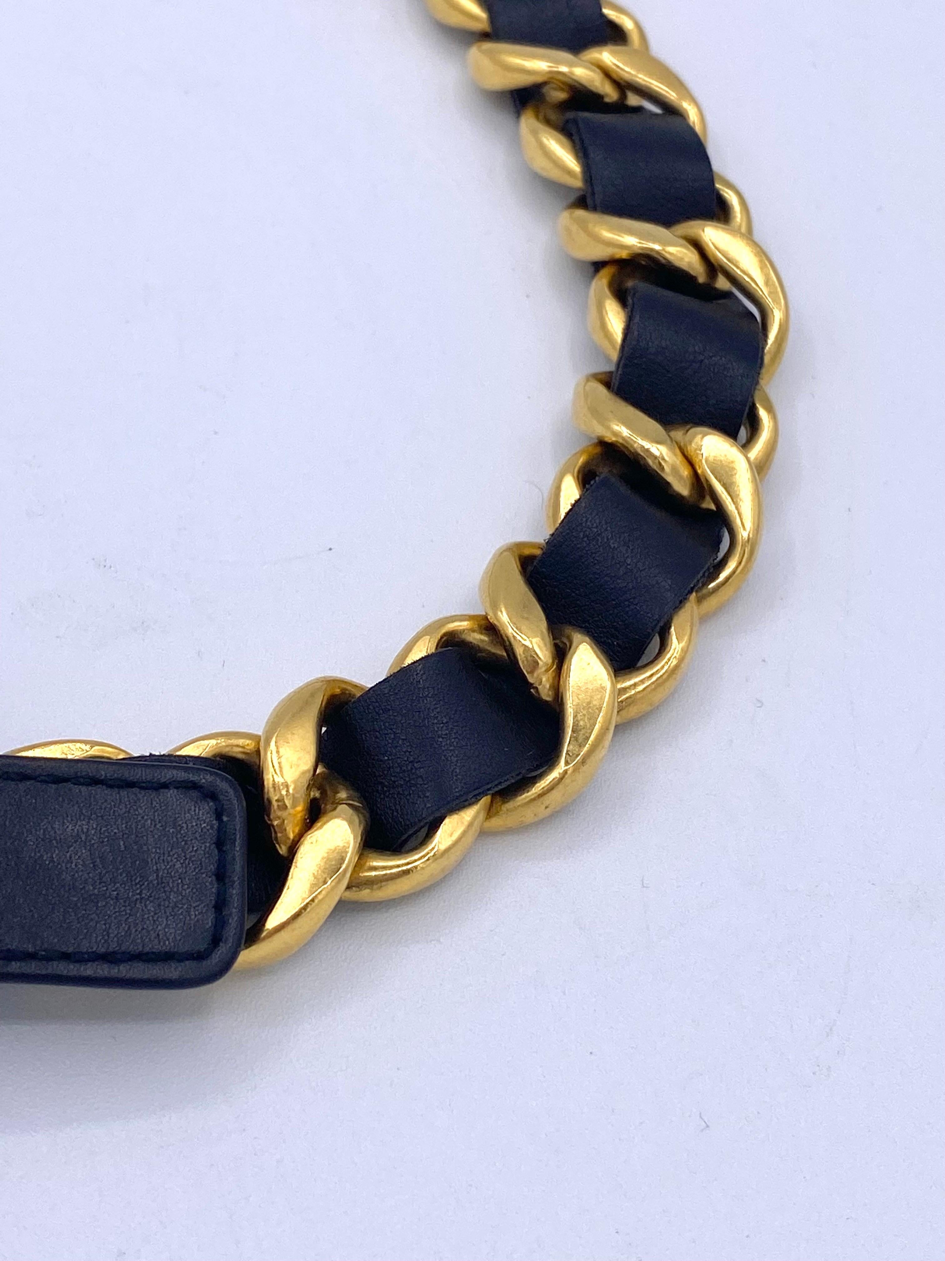 Noir 1990 Vintage Chanel ceinture en cuir avec chaîne dorée  en vente