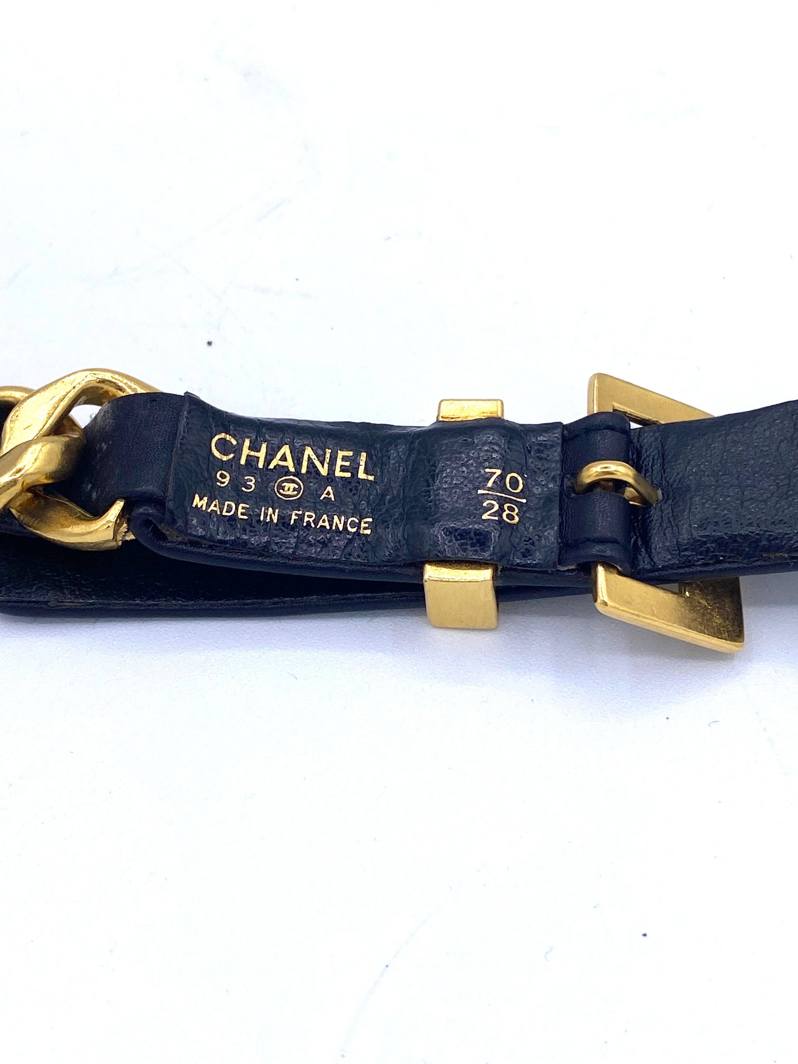 Women's 1990s Vintage Chanel gold toned chain leather belt  For Sale