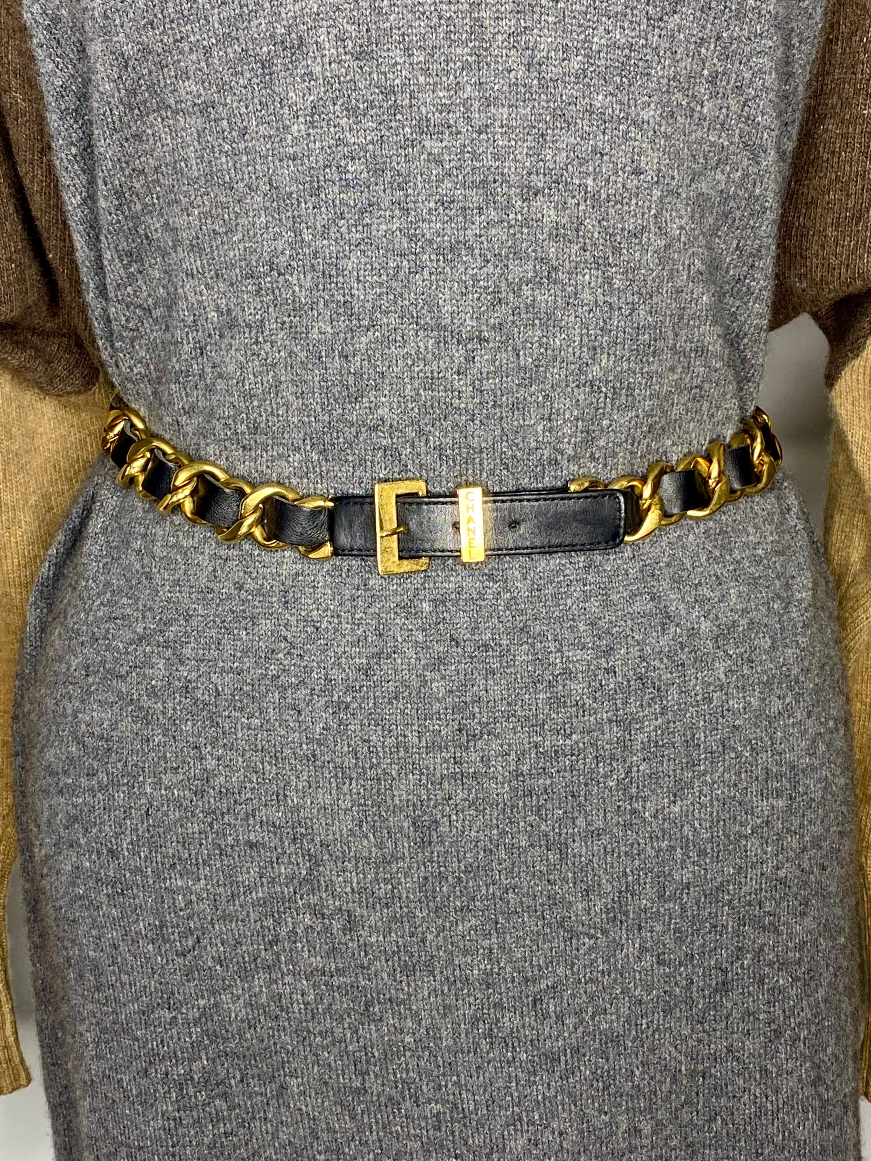 1990 Vintage Chanel ceinture en cuir avec chaîne dorée  en vente 1