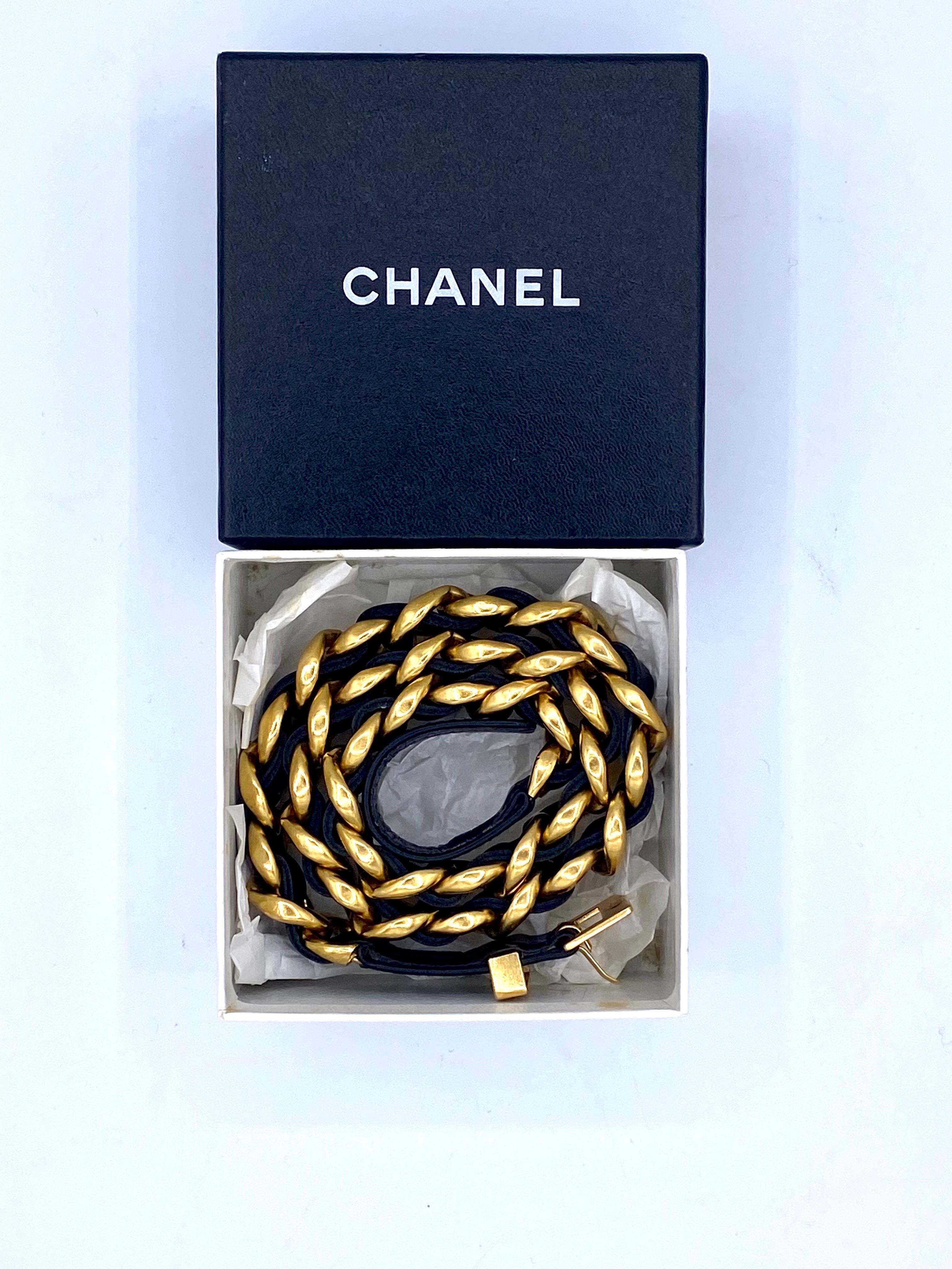 1990er Jahre Vintage Chanel Goldfarbener Ledergürtel mit Kette  im Angebot 3