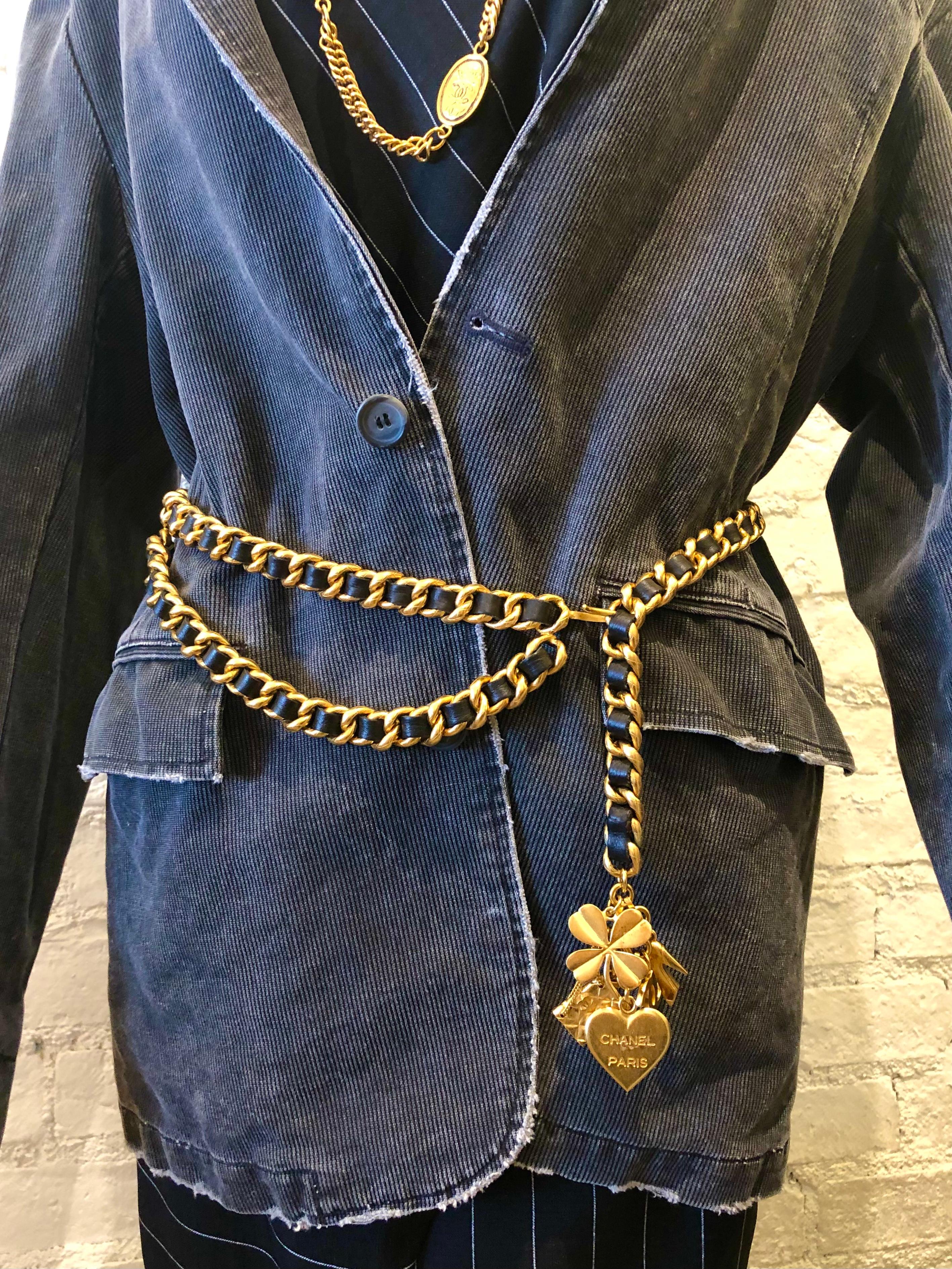 1990 Vintage CHANEL Gold Toned Chain Leather Charm Belt Heart Clover Perfume  Unisexe en vente