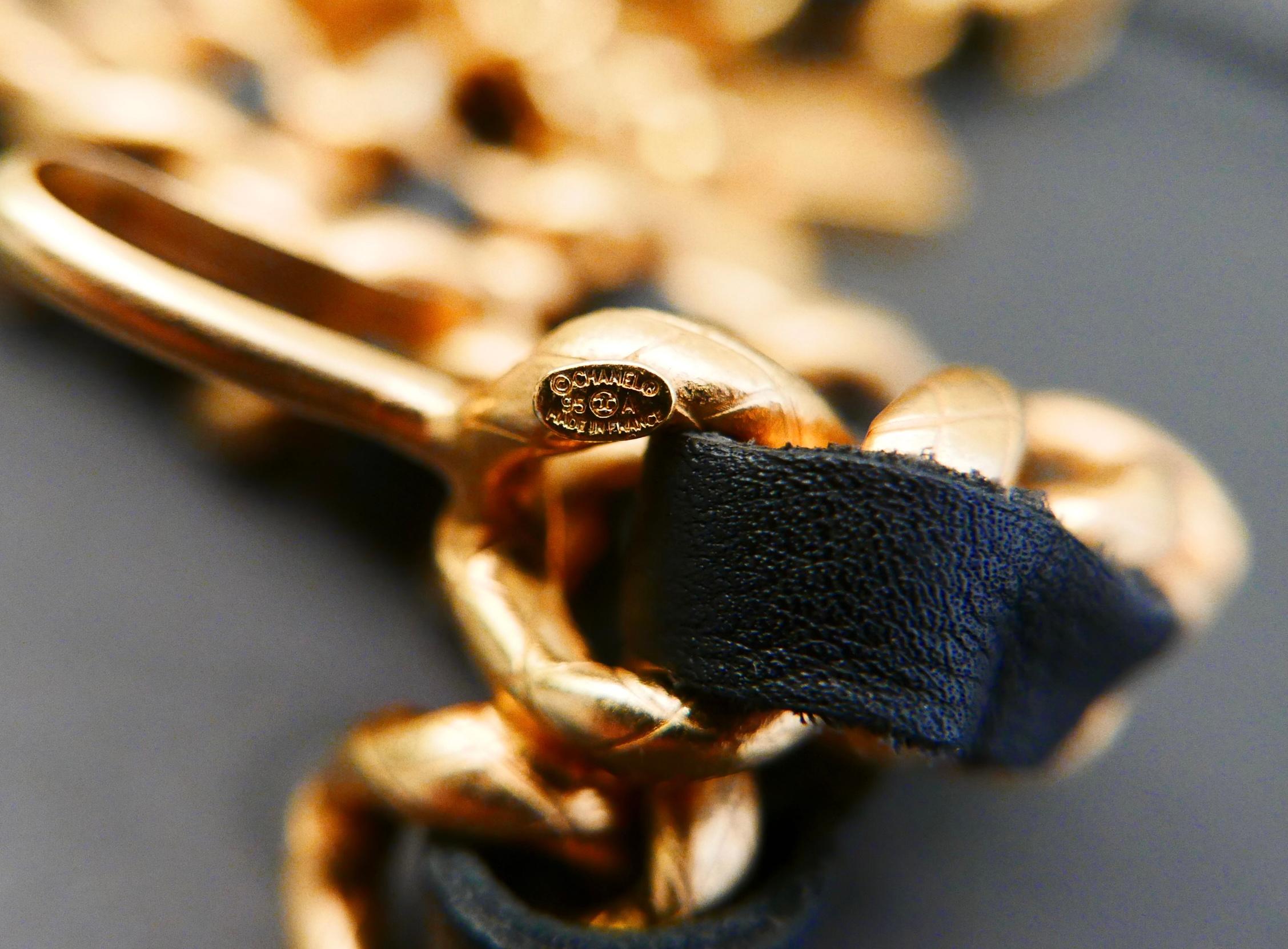 1990 Vintage CHANEL Gold Toned Chain Leather Charm Belt Heart Clover Perfume  en vente 1
