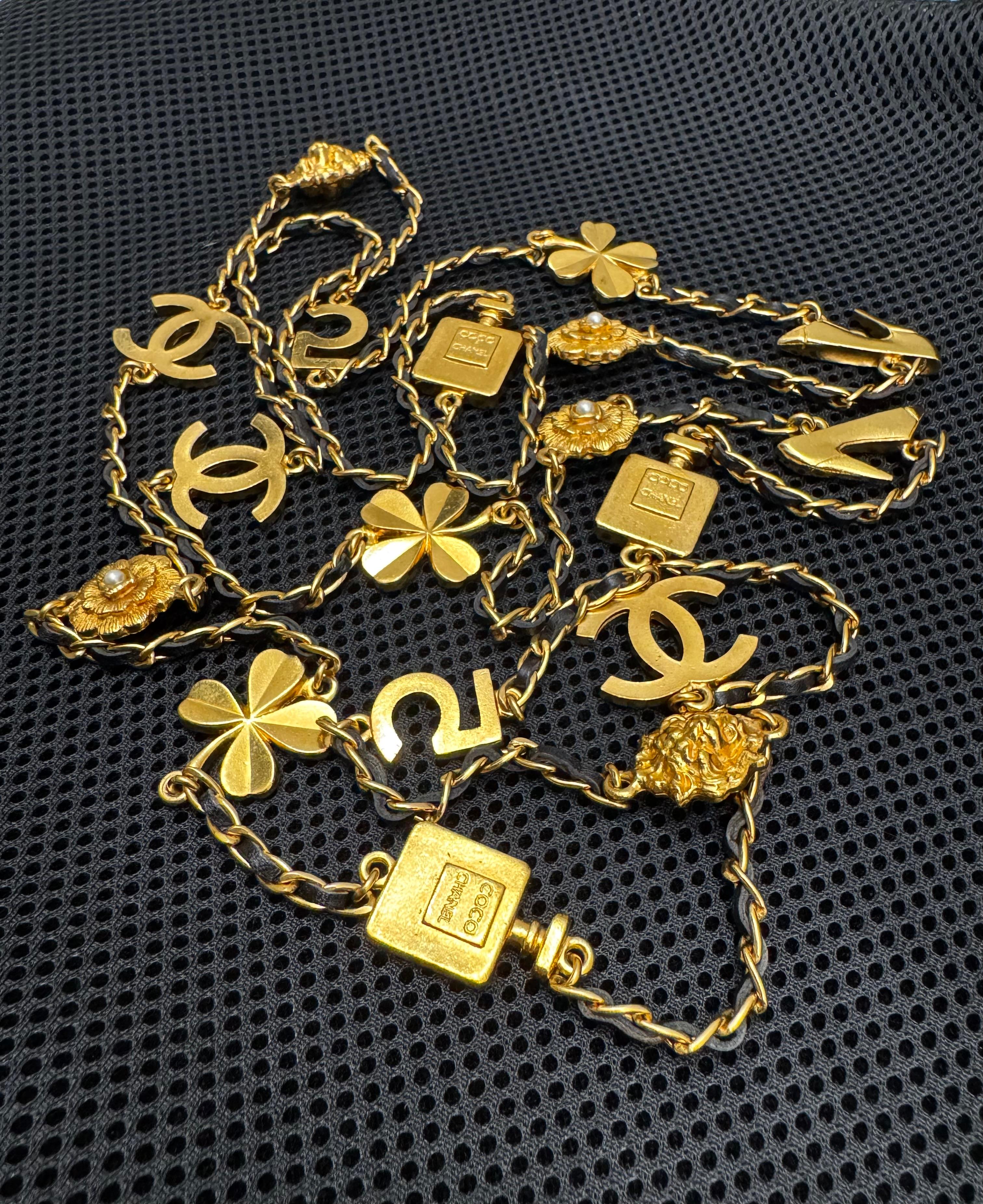 Vintage anni '90 Chanel Collana a catena lunga CC No.5 Camellia Leone Trifoglio, tonalità oro In condizioni ottime in vendita a Bangkok, TH