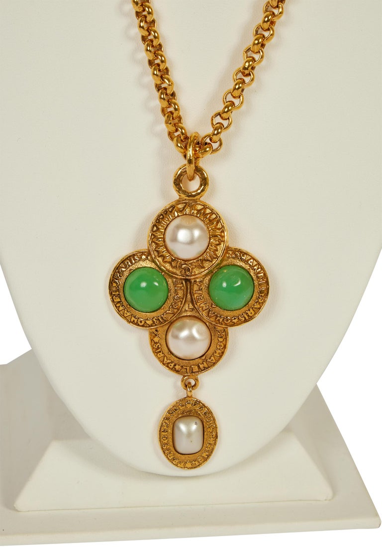 1990's Vintage Chanel Green Gripoix Pendant Necklace For Sale at 1stDibs