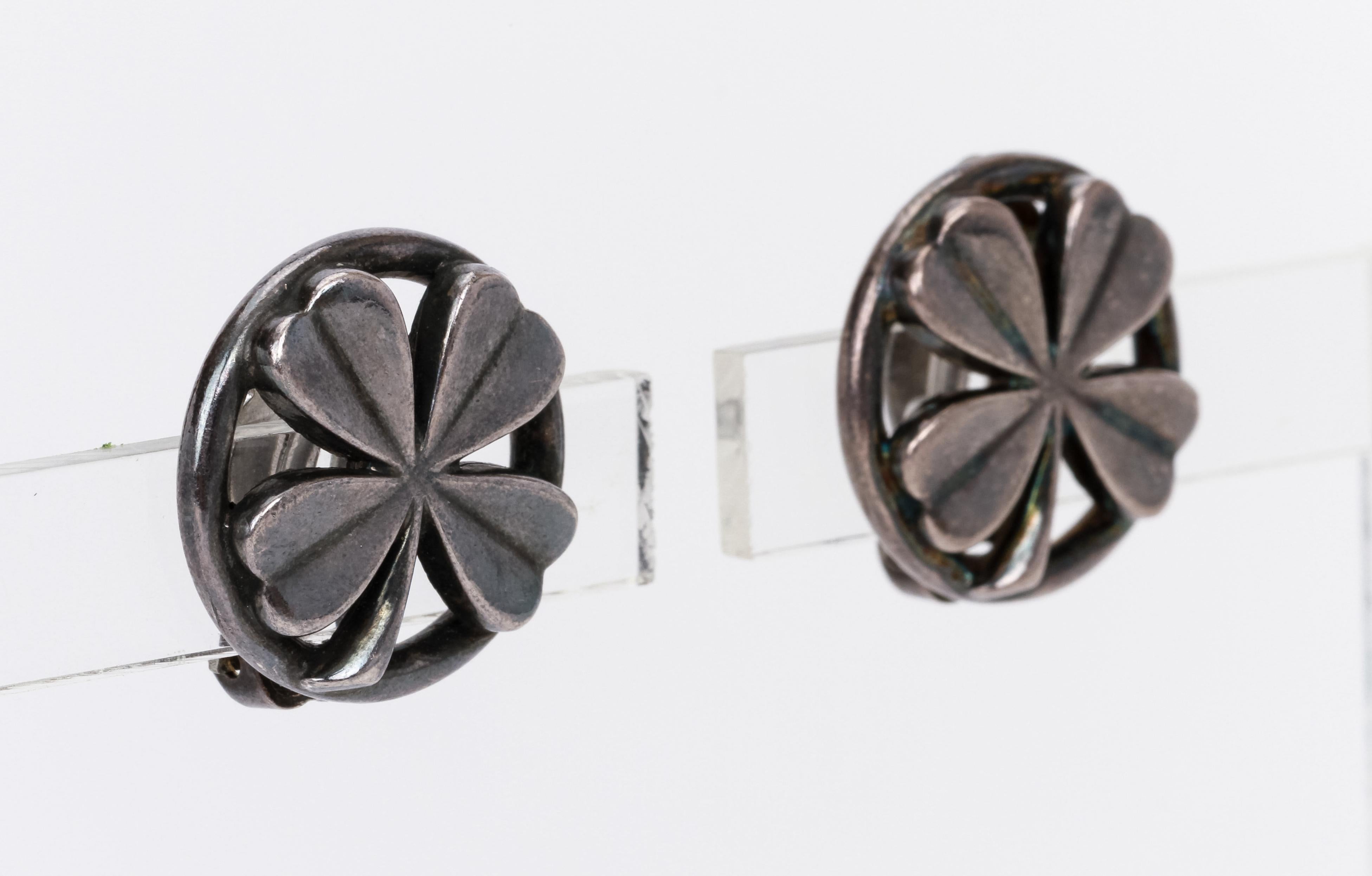 1990's Vintage Chanel  Gunmetal Clover Clip Earrings In Excellent Condition For Sale In West Hollywood, CA