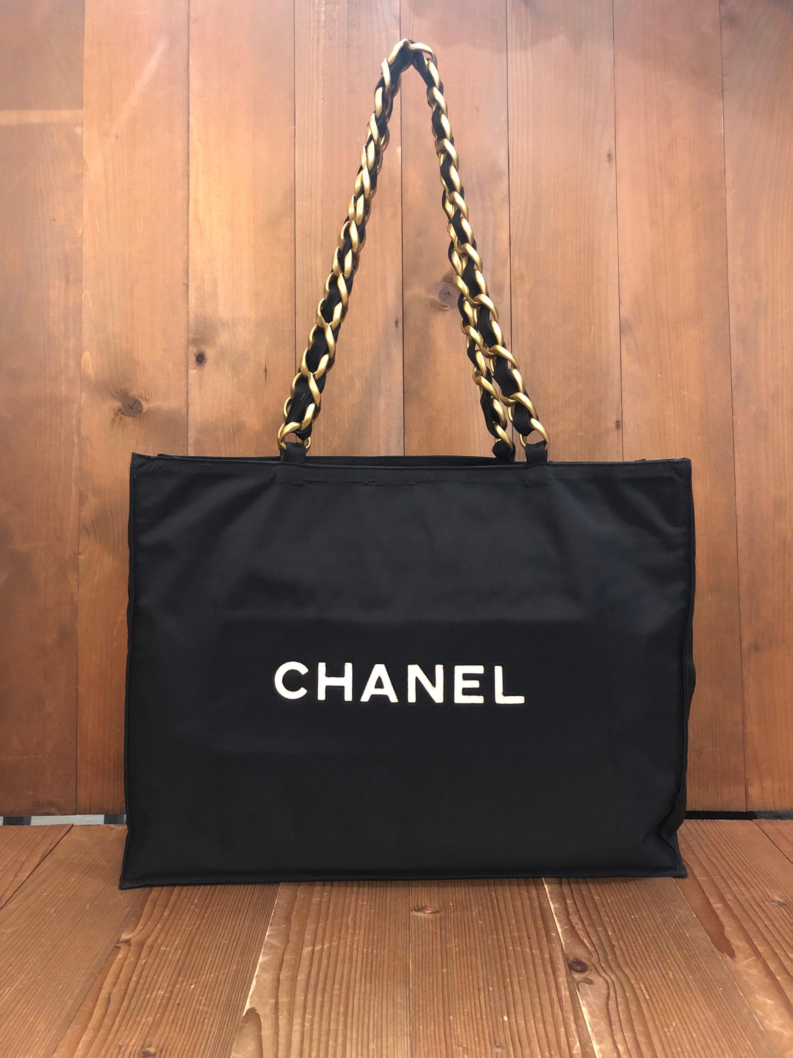 1990s Vintage CHANEL Jumbo Nylon Chain Tote Black In Good Condition In Bangkok, TH