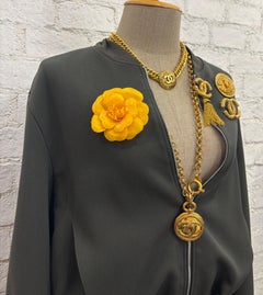 Broche Chanel vintage des années 1990, camélia laminé, jaune