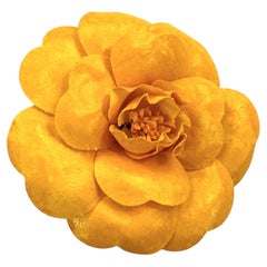 Broche Chanel vintage des années 1990, camélia laminé, jaune